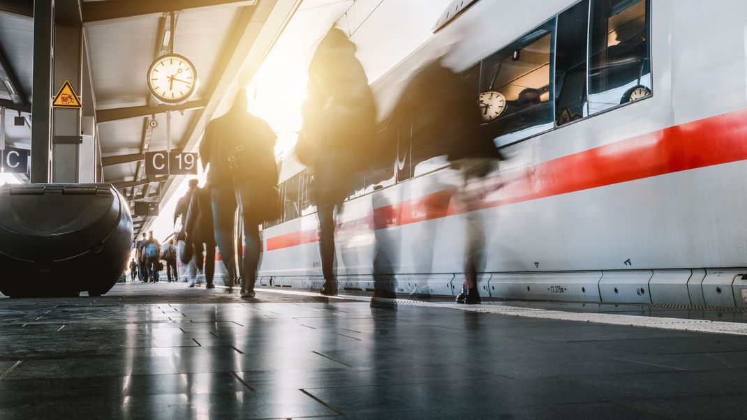 Zu Ostern kann es auf einigen Strecken der Deutschen Bahn voll werden.