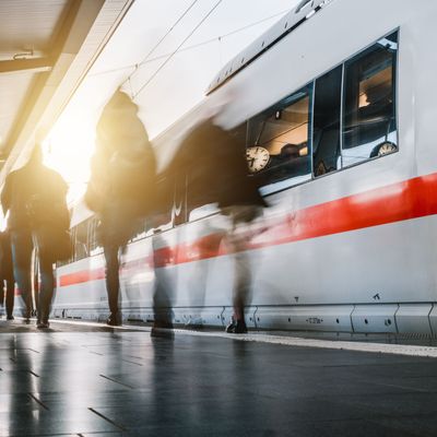 Menschen gehen auf dem Bahnsteig 