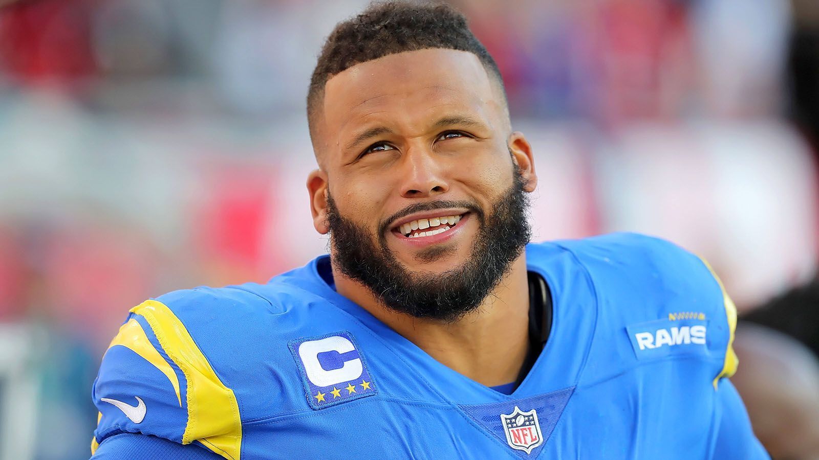 
                <strong>1. Platz: Aaron Donald</strong><br>
                &#x2022; Team: Los Angeles Rams<br>&#x2022; Position: Right Defensive End<br>&#x2022; <strong>Overall Rating: 99</strong><br>&#x2022; Key Stats: Speed: 82 - Strength: 99 - Awareness: 99<br>
              
