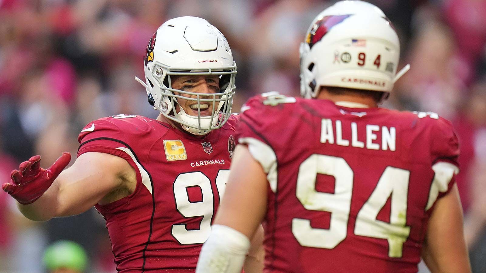 
                <strong>Arizona Cardinals – Pass Rush</strong><br>
                In einem Team voller Löcher ist der Pass Rush die größte Problemzone der Arizona Cardinals. In der Offseason verlor die Franchise Zach Allen an die Denver Broncos und J. J. Watt in den Ruhestand. Dazu kam die Entlassung von Markus Golden. Damit haben die Cardinals ihre drei Team-Leader in der Kategorie Quarterback Hits aus der Vorsaison nicht mehr im Team. Als Ersatz wurden mit Kevin Strong, Kyzir White und Carlos Watkins drei Spieler verpflichtet, die vergangene Spielzeit auf insgesamt 1,5 Sacks kamen. Die Auswahl von B. J. Ojulari in der zweiten Runde des Drafts macht zwar Mut, allerdings ist der Defensive End bei weitem noch kein fertiger NFL-Spieler und wird Zeit brauchen, um sich zu entwickeln. Arizona wird sich dieses Jahr schwer tun, die gegnerischen Quarterbacks unter Druck zu setzen, wenn der neue Head Coach Jonathan Gannon keine Wunder bewirkt.
              