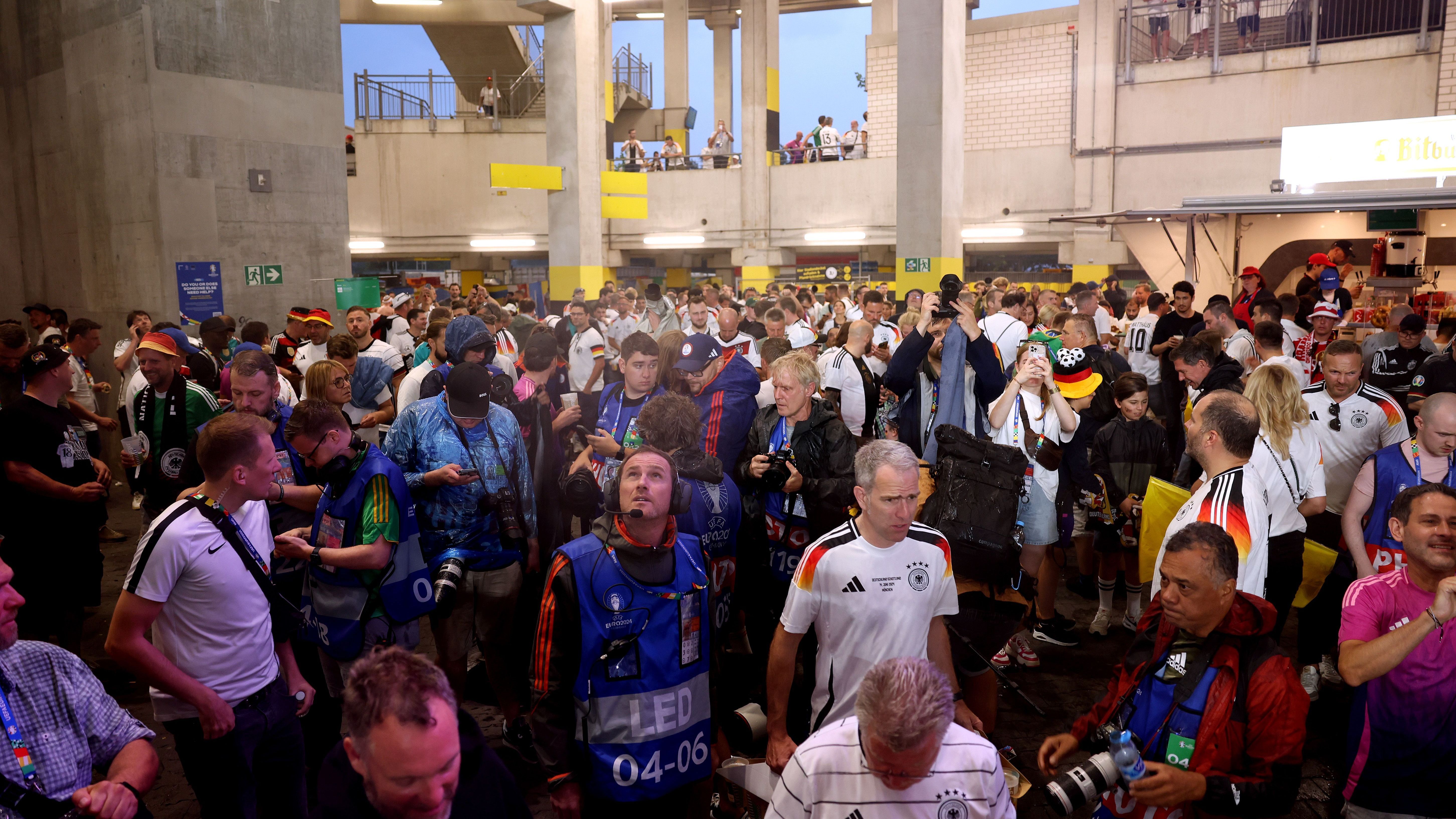 <strong>Fans suchen Schutz vor dem Regen</strong><br>Die Zuschauer, die so gar keine Lust darauf hatten, nass zu werden, versuchten in den überdachten Bereichen des Stadions Schutz vor dem Gewitter zu finden - wie etwa hier im Kiosk-Bereich in Dortmund.&nbsp;
