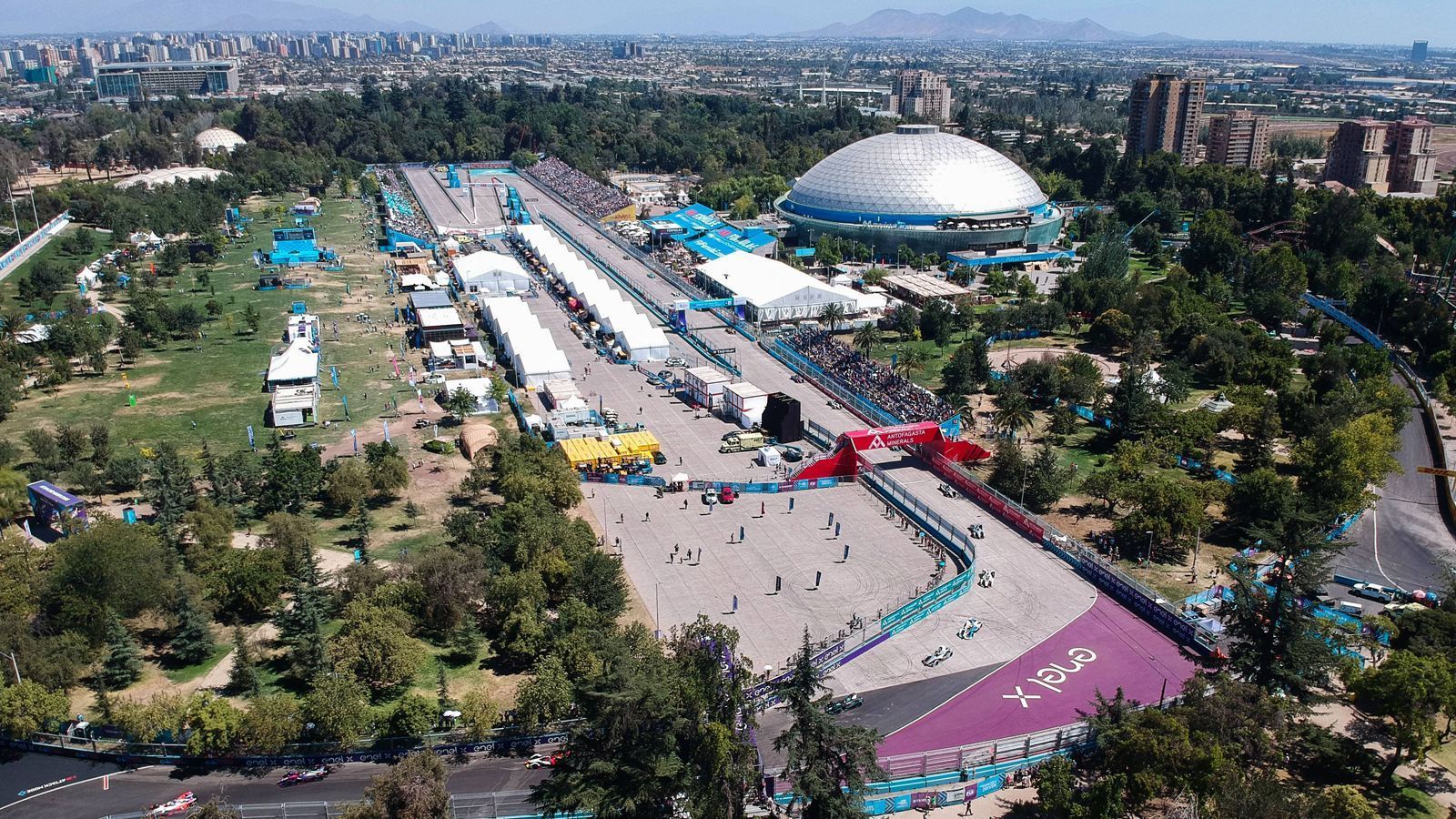 
                <strong>Saisonauftakt in Santiago de Chile</strong><br>
                "Für das Event in Santiago, das [am 16. und 17. Januar 2021] stattfindet, haben wir die Erlaubnis, das Rennen nach einem speziellen Plan zu organisieren", erklärte Alberto Longo Anfang Dezember. "In drei Wochen aber könnten die Behörden auf mich zukommen und sagen: 'Leider müsst ihr die Personenanzahl reduzieren'." Darauf sei man aber vorbereitet und werde dann nach dem Fünf-Stufen-Plan handeln, so der Formel-E-Vizechef. "In Santiago wechseln wir momentan von Stufe 3 auf Stufe 4. Damit wissen wir genau, wie viele VIP-Gäste, wie viele Medienvertreter etc. wir einladen können."
              