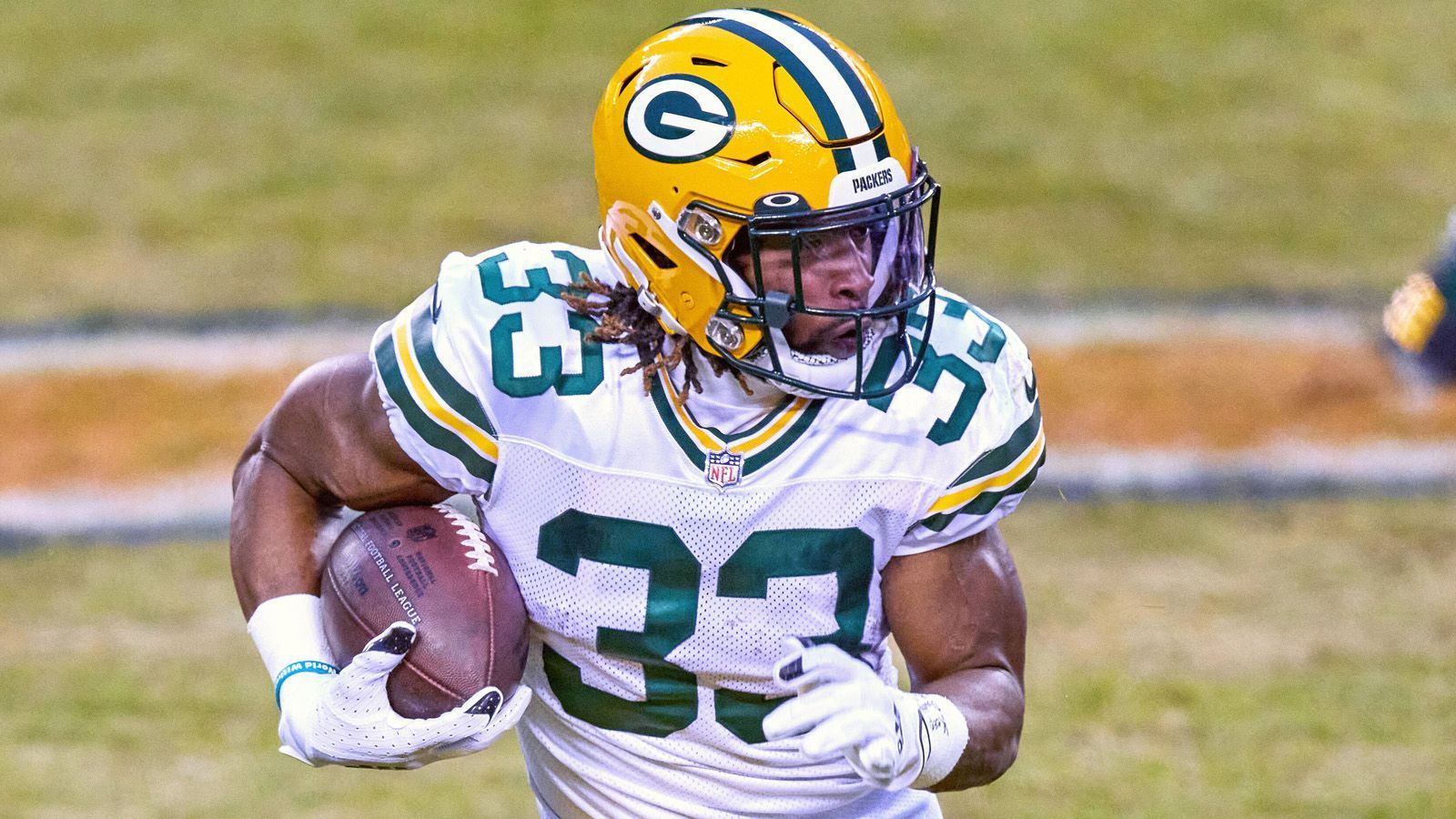 
                <strong>8. Aaron Jones (Green Bay Packers)</strong><br>
                Aaron Jones erlief vergangene Saison 1.104 Yards - der höchste Wert seiner Karriere. Hinzu kamen 355 Receiving Yards und insgesamt elf Touchdowns. Nachdem der Running Back der Green Bay Packers 2020 die Top 10 verpasste, ist er nun wieder in der Auflistung vertreten.
              