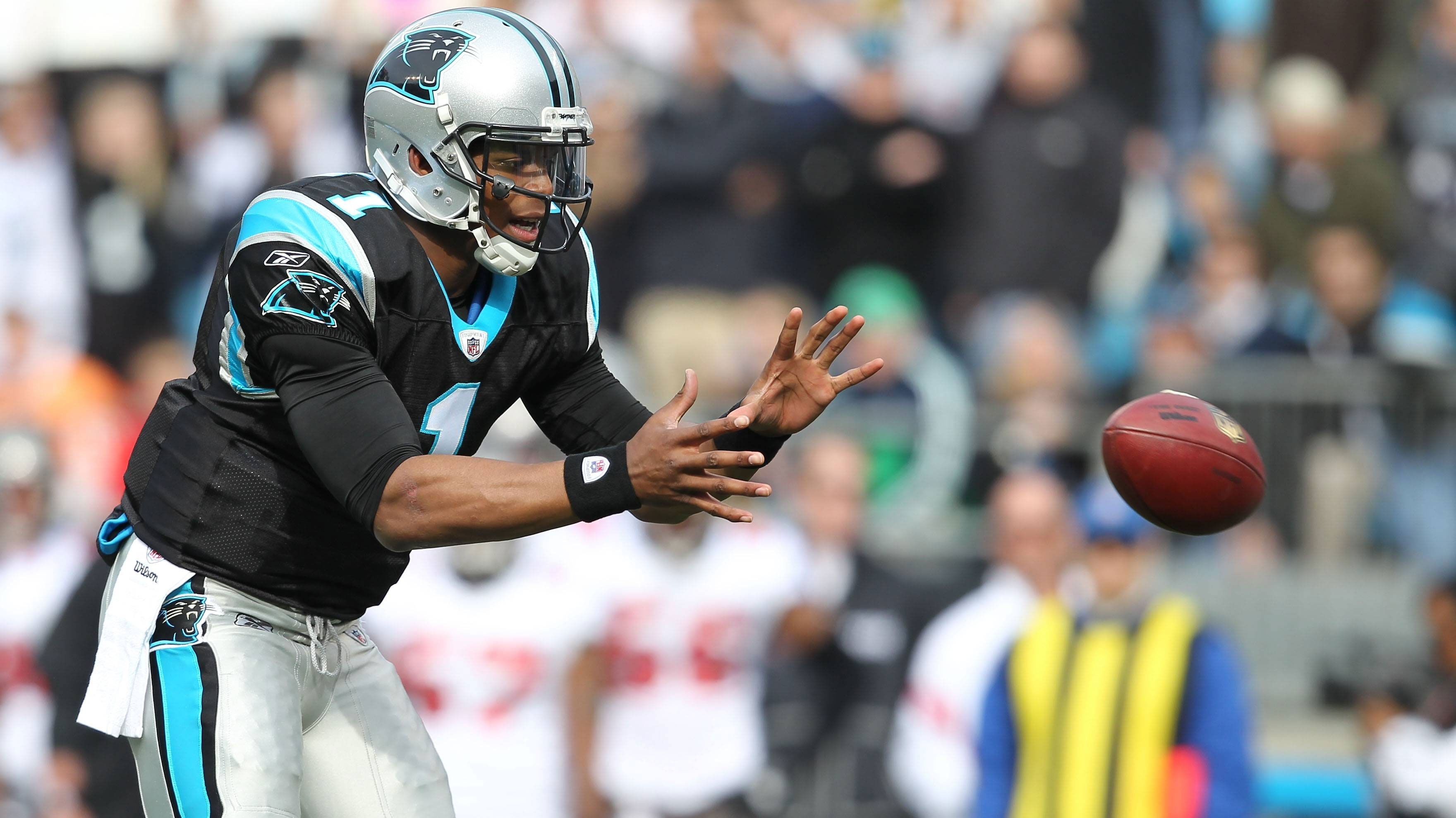 
                <strong>Cam Newton (2011)</strong><br>
                "Supercams" ersten Spiele waren nicht von Erfolg geprägt. Zwar warf der Nummer-1-Pick erstaunliche 854 über zwei Partien und erzielte insgesamt drei Touchdowns, beide Spiele gingen aber verloren. Grund dafür? Vier Interceptions, drei davon bei der 23:30-Pleite gegen die Green Bay Packers. Darüberhinaus wurde Newton gleich acht Mal gesackt - ein harter Willkommensgruß in der Liga. Passing Yards: 854, Touchdowns: 3, Interceptions: 4, Bilanz: 2 Niederlagen
              