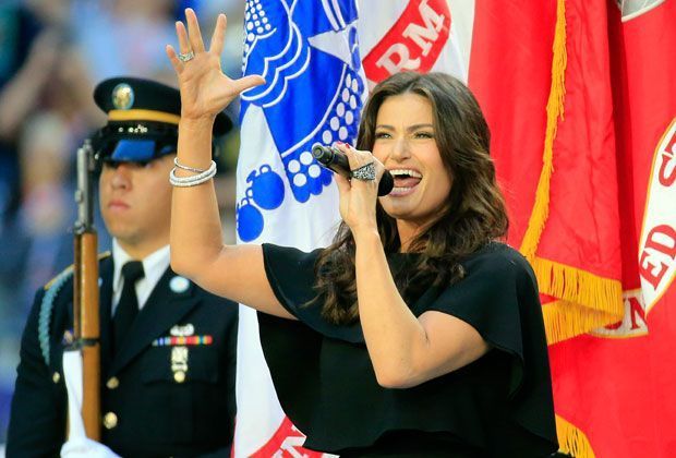 
                <strong>Nationalhymne</strong><br>
                Vor dem Kickoff durfte die Nationalhymne natürlich nicht fehlen. Idina Menzel sang gemeinsam mit den Fans lautstark im Stadion.
              