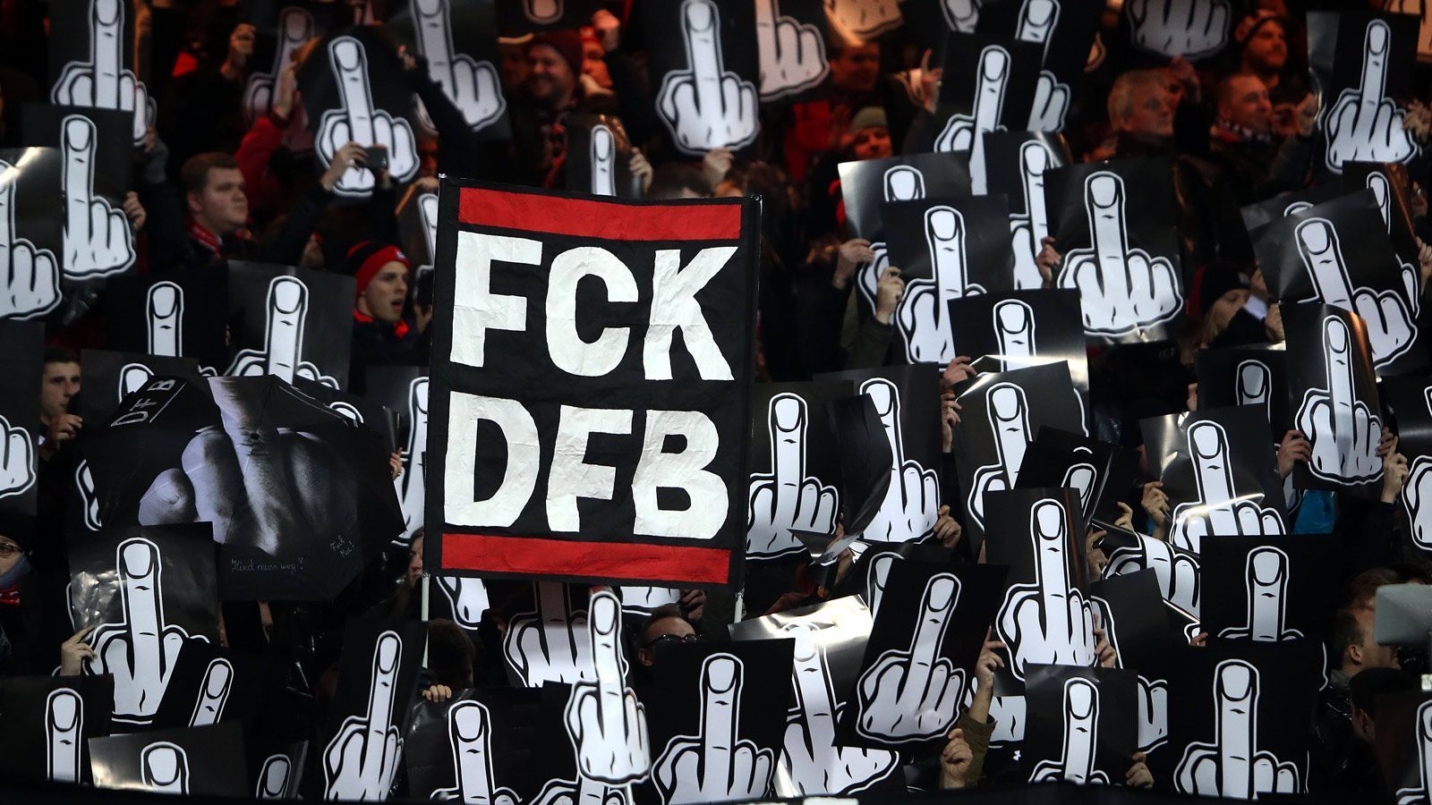 
                <strong>Nürnberger Fans protestieren gegen DFB</strong><br>
                Das Montagsspiel der Bundesliga am 22. Spieltag der Saison 2018/19 zwischen dem 1. FC Nürnberg und Borussia Dortmund wurde von massiven Fan-Protesten begleitet. Schwarz gekleidete Personen aus dem Nürnberger Block sorgten für eine Spielunterbrechung. Im Zentrum des Protests: Der DFB und die DFL, da ihr Klub bereits zum zweiten Mal in diesem Jahr ein ungebliebtes Montagsspiel bestreiten musste.
              