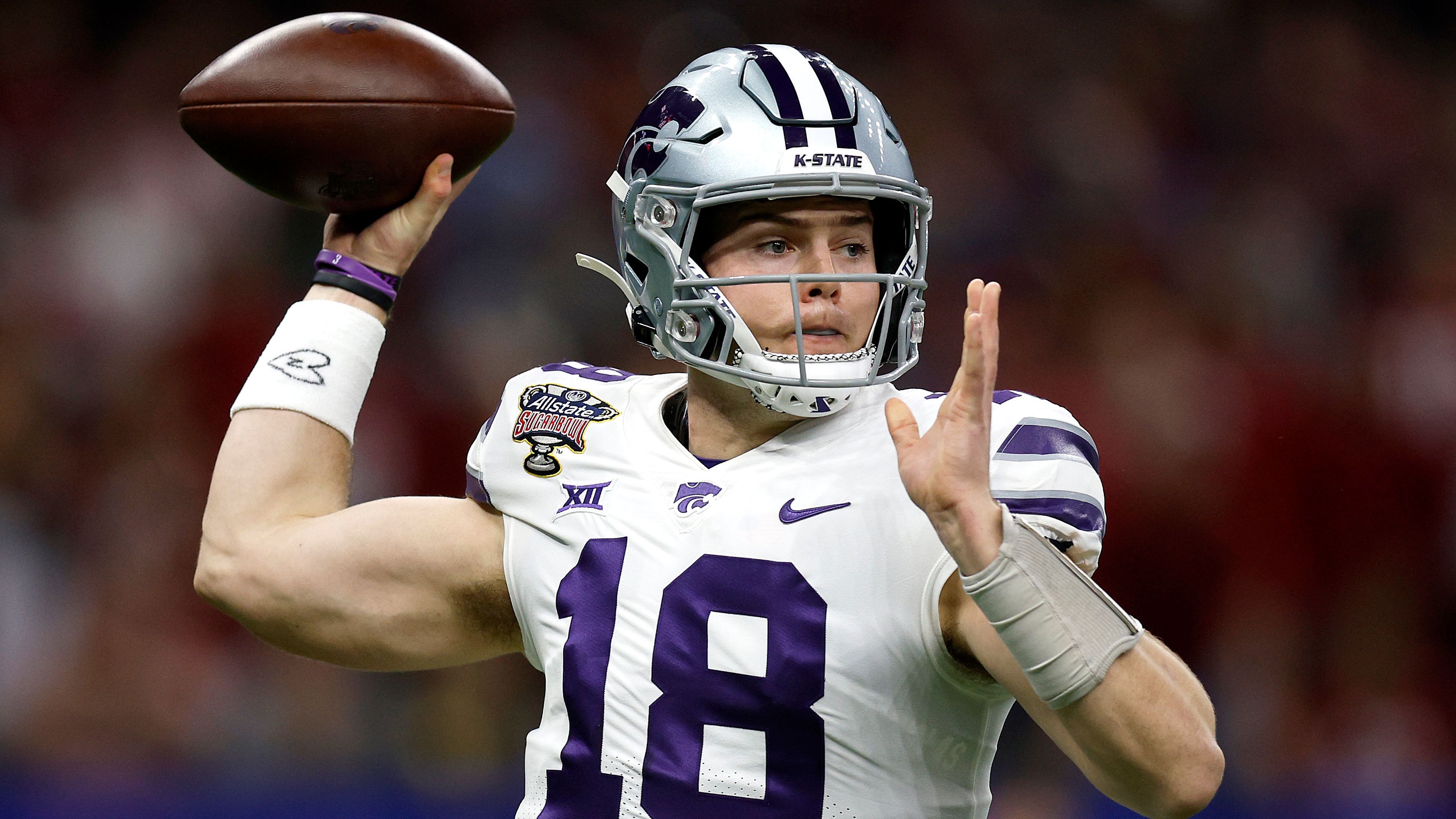 <strong>16. Kansas State Wildcats: Will Howard</strong><br>Howard ist bereits in seinem vierten Jahr bei den Wildcats, spielte bisher in jeder Spielzeit mindestens drei Spiele als Starter - und trotzdem ist es das erste Mal, dass er als Starting Quarterback in die Saison geht. Ende der letzten Saison ersetzte er den verletzten Martinez und blickte nicht mehr zurück. Auf die überzeugenden Leistungen der letzten sieben Spiele kann Howard in der neuen Saison aufbauen.&nbsp;