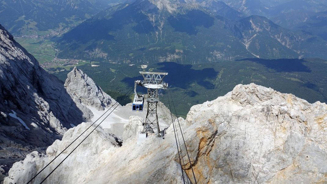 Mit der Seilbahn geht's in luftigen Höhen von Ehrwald zum Westgipfel der Zugspitze - inklusive atemberaubendem Ausblick.