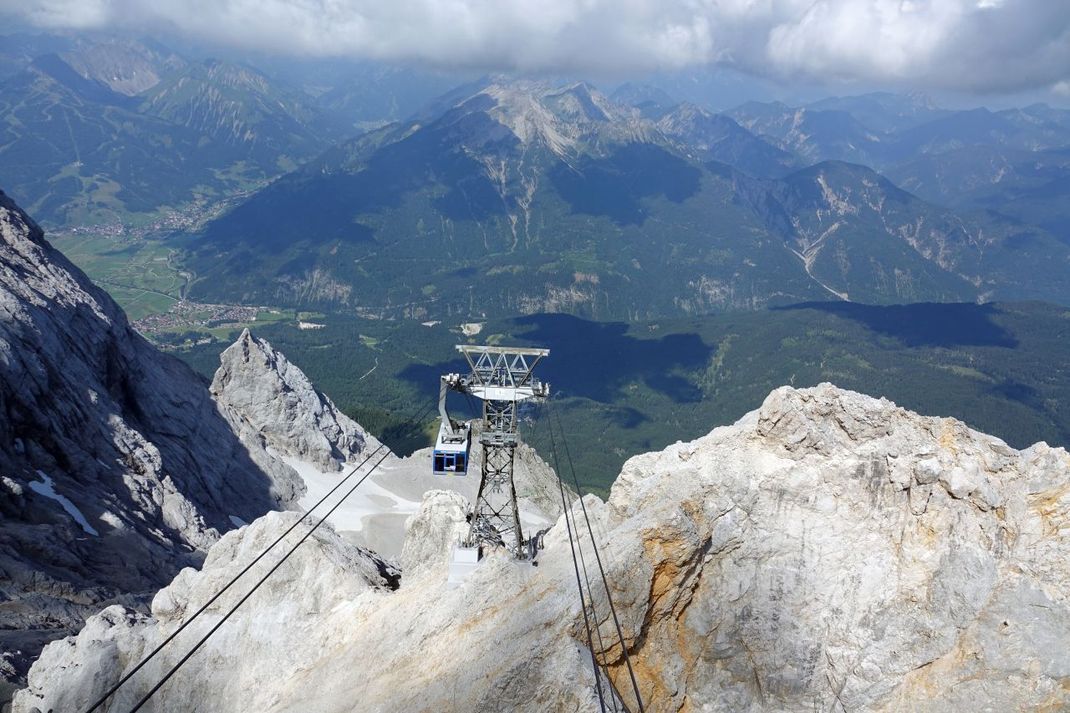 Mit der Seilbahn geht's in luftigen Höhen von Ehrwald zum Westgipfel der Zugspitze - inklusive atemberaubendem Ausblick.