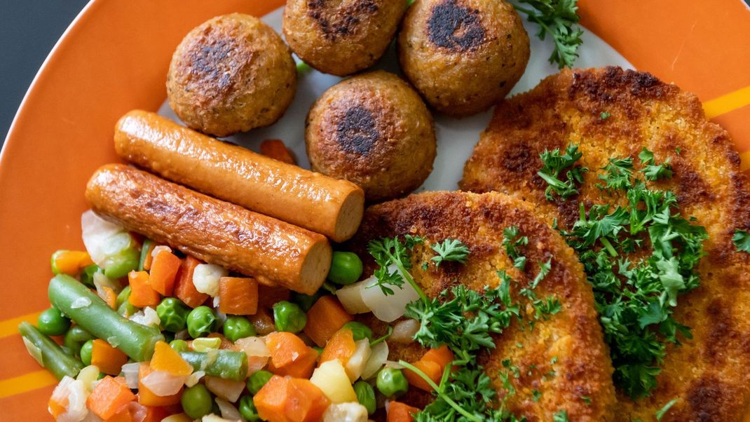 Schnitzel, Würstchen, Hackbällchen: All das gibt's mittlerweile auch als vegane Variante.