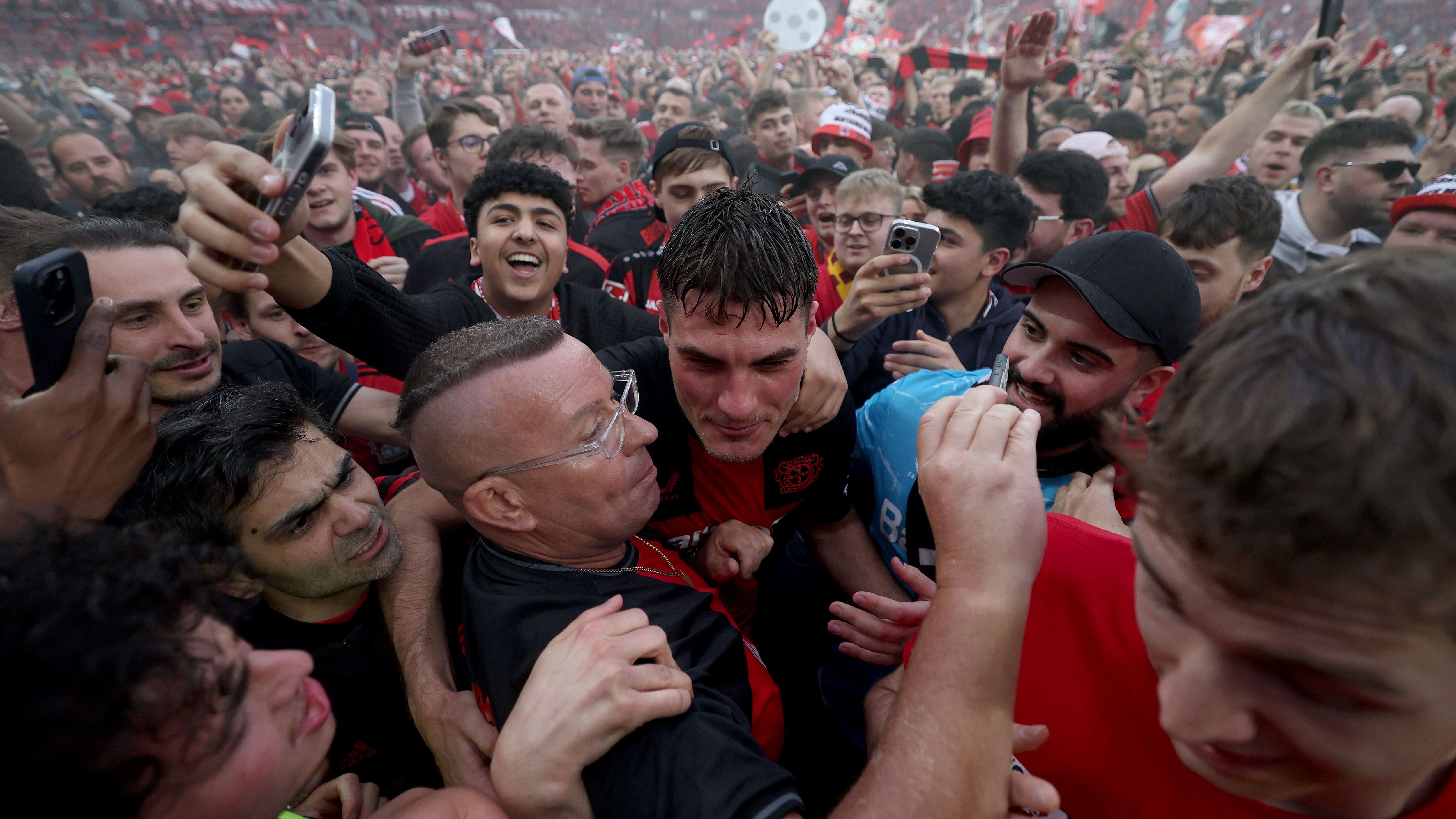 <strong>L'Equipe (Frankreich)</strong><br>Leverkusen - ein Traum wird wahr. Trunken vor Freude rocken Leverkusener Fans nach dem deutschen Meistertitel die BayArena.&nbsp;