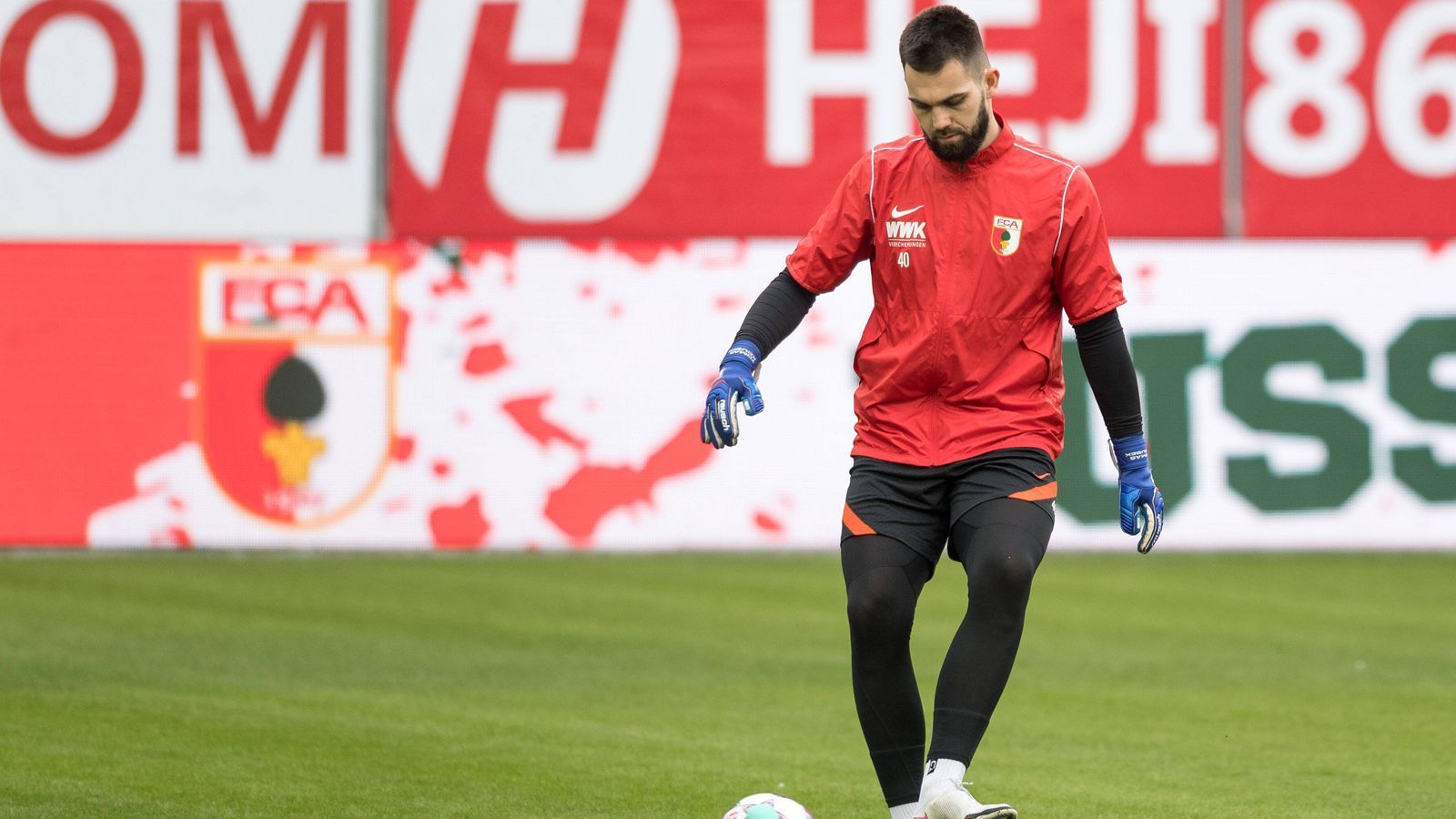 
                <strong>Tomas Koubek (FC Augsburg)</strong><br>
                In einer seit Monaten unbefriedigenden Situation befindet sich bei den Augsburgern auch Keeper Tomas Koubek. Der Tscheche, der im Sommer 2019 für kolportierte 7,5 Millionen Euro Ablöse von Stade Rennes kam, hat nach einer schwachen Premieren-Saison in der Bundesliga aktuell nur einen Stammplatz auf der Bank der Augsburger. Neuzugang Rafal Gikiewicz hat in der laufenden Saison alle Pflichtspiele des FCA über die volle Distanz gemacht. Der elfmalige Nationalspieler Koubek, der in Augsburg einen Vertrag bis 2024 hat, muss sich also wohl weiter gedulden.
              