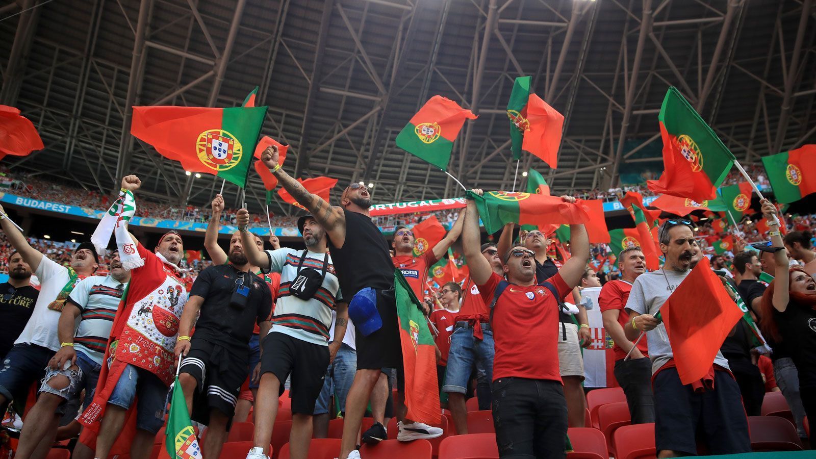 
                <strong>Portugals Fans machen Alarm</strong><br>
                Das gilt auch für die Supporter, die den Portugiesen die Daumen drücken. Wer aus dem Ausland anreist, muss entweder einen Impfnachweis oder einen negativen PCR-Test vorweisen.
              