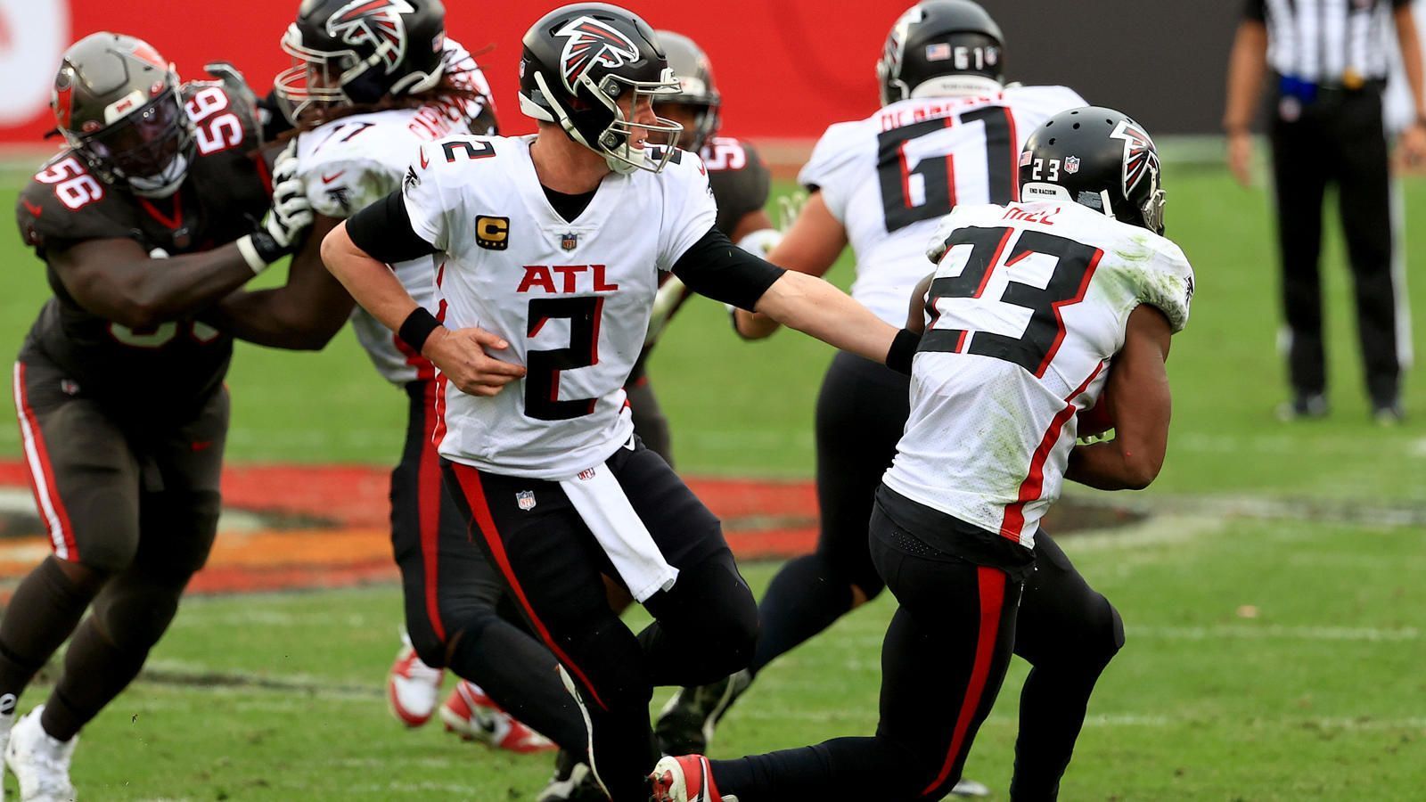 
                <strong>Atlanta Falcons: Offense</strong><br>
                Es ist noch nicht zu 100 Prozent klar, wie die Falcons den Draft angehen wollen. Ginge es nach dem neuen Head Coach Arthur Smith, soll Atlanta mit Matt Ryan einen letzten Anlauf auf den Super Bowl starten. Demnach würden die Falcons darauf verzichten, einen Nachfolger für den bald 36-Jährigen Ryan zu holen. Möchte Atlanta sofort besser werden, muss die Offensive Line verbessert werden. Auf der linken Seite fehlt ein Guard, außerdem konnte Right Tackle Kaleb McGary in zwei Jahren noch nicht überzeugen. Darüberhinaus fehlt ein explosiver Running Back, Mike Davis ist keine langfristige Lösung auf der Position.
              