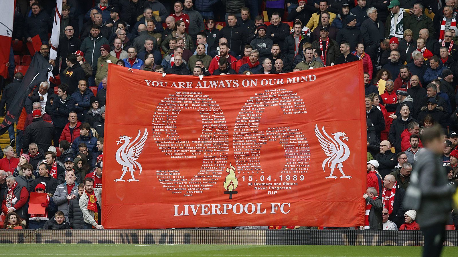 
                <strong>Liverpool gedenkt 96 Opfern der Hillsborough-Katastrophe</strong><br>
                Doch das ist noch lange nicht alles. Auf einem Banner werden die Namen der "unvergessenen Brüder und Schwestern" aufgelistet - natürlich in Form einer 96. Dazu die Botschaft: "Ihr seid immer in unseren Gedanken." Das unterstreicht: Beim LFC wird das Motto "You'll never walk alone" mit Leben gefüllt.
              