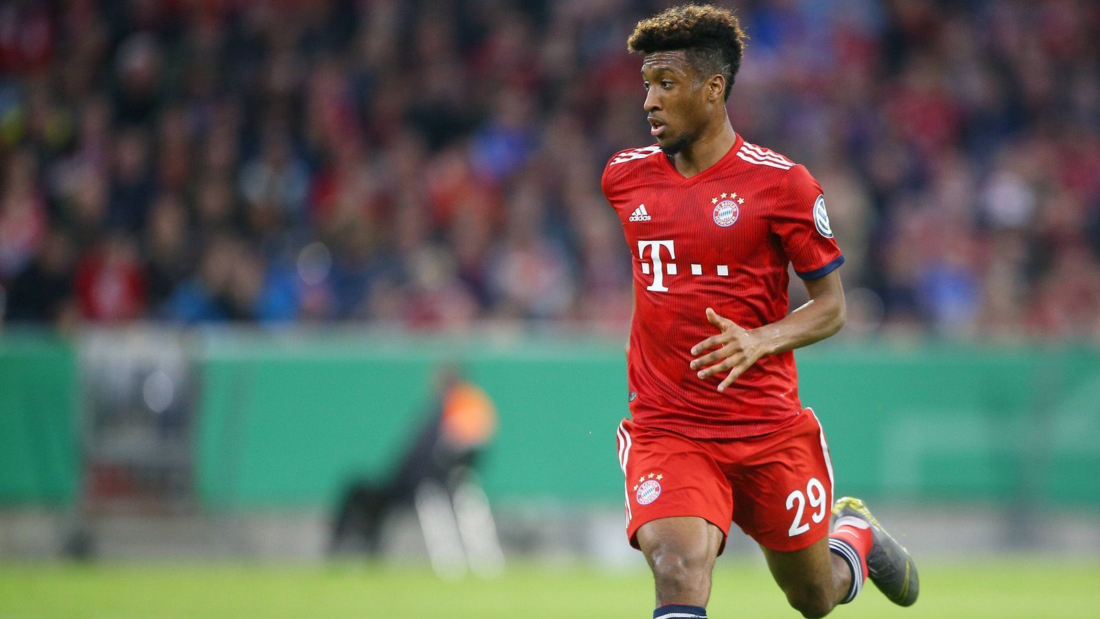 
                <strong>Kingsley Coman</strong><br>
                Wurde in der Halbzeit für James eingewechselt. Auf Anhieb belebendes Element im Angriffsspiel der Münchner. Zog das im ersten Durchgang sehr zentrums-fixierte Spiel der Münchner deutlich in die Breite und schuf dadurch viele Räume, die umgehend in Tore umgemünzt wurden. Schrecksekunde in der 69. Minute, als er sich erneut ans lädierte Sprunggelenk fasste. Musste durch den frühen Dreifach-Wechsel zwangsläufig durchspielen. Humpelte danach immer wieder und schleppte sich Richtung Abpfiff. ran-Note: 2
              