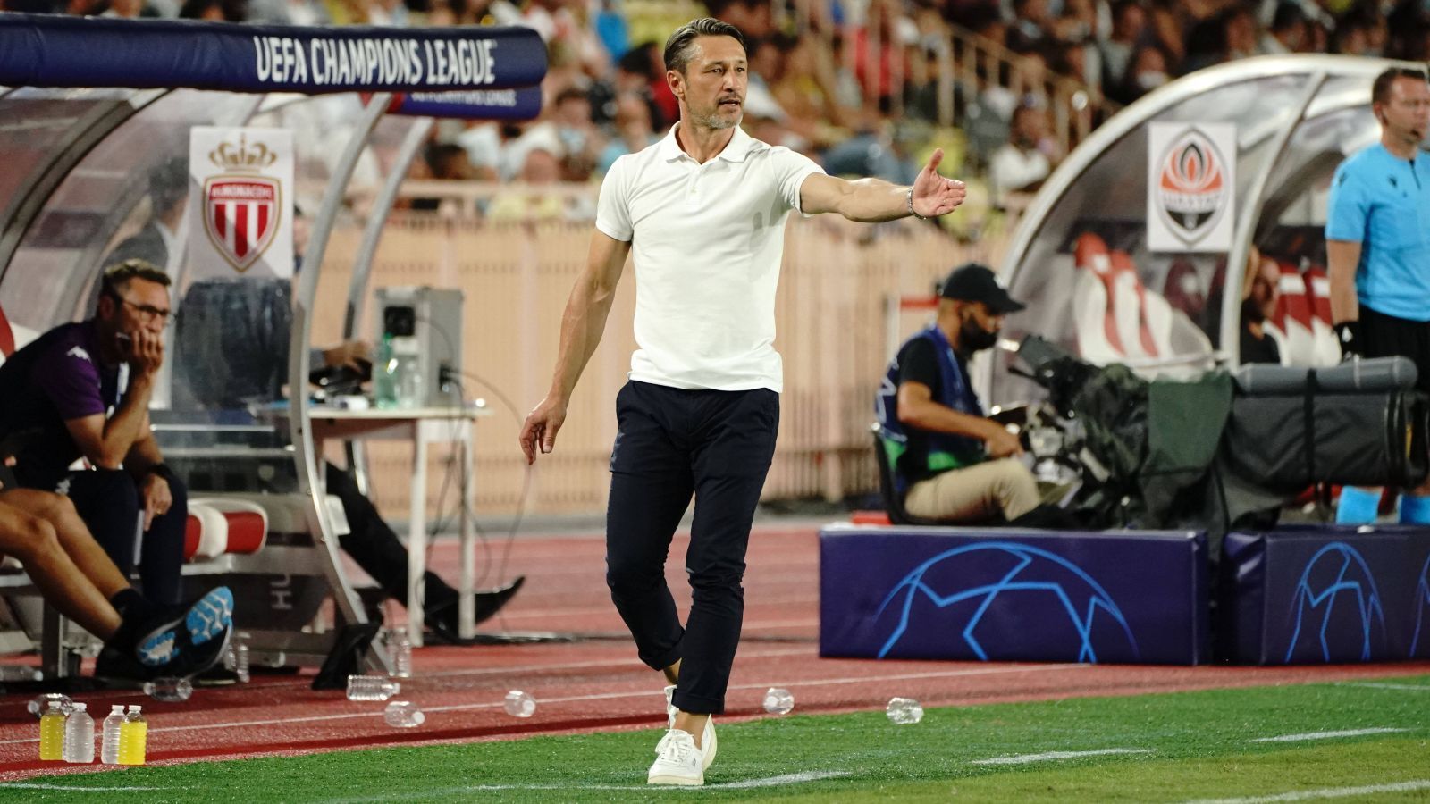 
                <strong>Niko Kovac (AS Monaco)</strong><br>
                Vom einen deutschen Trainer zum anderen: Niko Kovac ist mit der AS Monaco ähnlich holprig in die Saison gestartet wie David Wagner, nur im Gegensatz zu den Schweizern feierte Monaco noch keinen Saisonsieg in der Liga (ein Remis, eine Niederlage). Zwar setzte sich das Team von Kovac in der dritten Runde souverän mit 3:1 und 2:0 gegen Sparta Prag durch, das Hinspiel gegen Schachtjor Donezk dämpfte aber die Hoffnungen im Fürstentum, die AS unterlag mit 0:1. Das Rückspiel in der Ukraine findet am 25. August statt.
              
