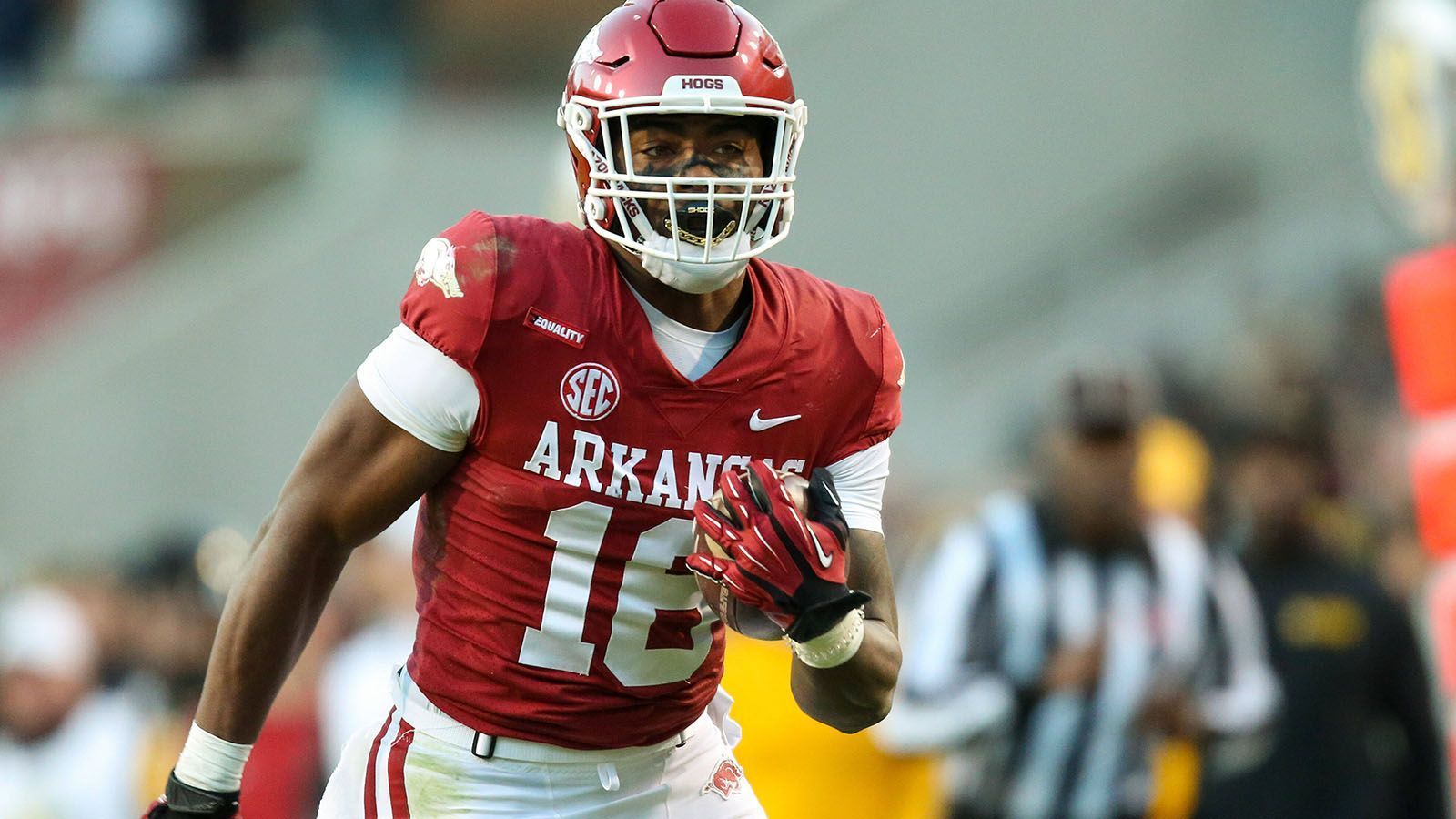 
                <strong>21. Pick: Kansas City Chiefs - Treylon Burks </strong><br>
                &#x2022; Wide Receiver <br>&#x2022; Arkansas <br>&#x2022; Trade mit den New England Patriots <br>
              