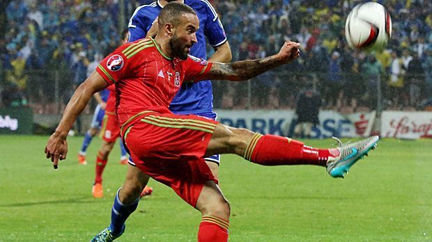 
                <strong>Rechter Innenverteidiger: Ashley Williams (Wales)</strong><br>
                Rechter Innenverteidiger: Ashley Williams (Wales). Der 31-Jährige von Swansea City ist ein Garant für die erstmalige Qualifikation der "Red Dragons". Er steht in allen Spielen vom An- bis zum Abpfiff auf dem Feld, die von ihm organisierte Defensive lässt nur vier Gegentreffer zu.
              