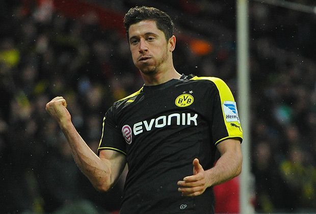 
                <strong>Bayern-Bilanz</strong><br>
                Insgesamt kommt Lewandowski in seiner BVB-Zeit auf 13 Spiele gegen seinen baldigen Arbeitgeber. Sieben Siege, zwei Unentschieden und vier Niederlagen stehen zu Buche – bei fünf erzielten Toren des Angreifers. Nun kommt Spiel 14 – Ausgang offen.
              