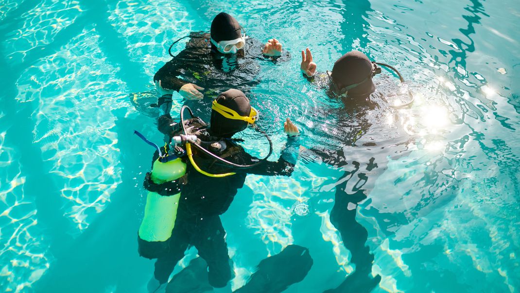 Wer tauchen im geschützten Raum ausprobieren möchte oder keine Lust auf einen langen Flug zur nächsten Tauch-Location hat, der sollte Indoor-Diving mal ausprobieren. 