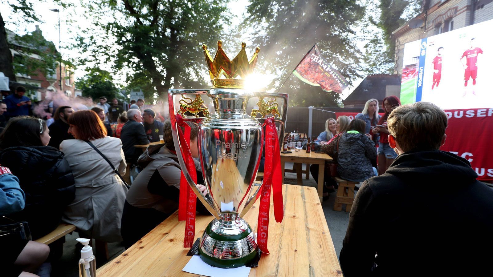 
                <strong>Premier-League-Trophäe erstmals in Liverpool</strong><br>
                Da ist sie also endlich! Die Trophäe für den Gewinner der Premier League. In diesem Fall zwar nur eine Nachbildung aus dem Fanlager, aber auch der echte Pokal fand erstmals seit Einführung der höchsten englischen Spielklasse 1992 den Weg nach Liverpool. ran.de zeigt die Bilder vom historischen Abend in der Beatles-Stadt.
              