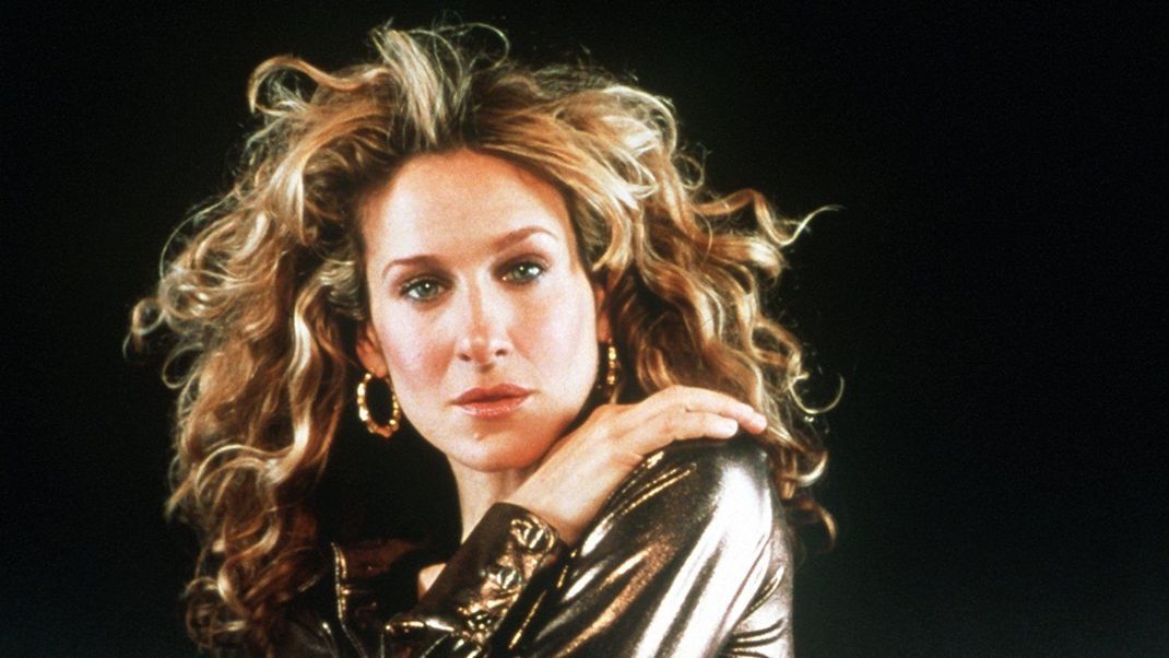 Sarah Jessica Parker voluminöse Locken sind ihr Markenzeichen - mit einer Volumenwelle gelingt der Look ganz leicht!