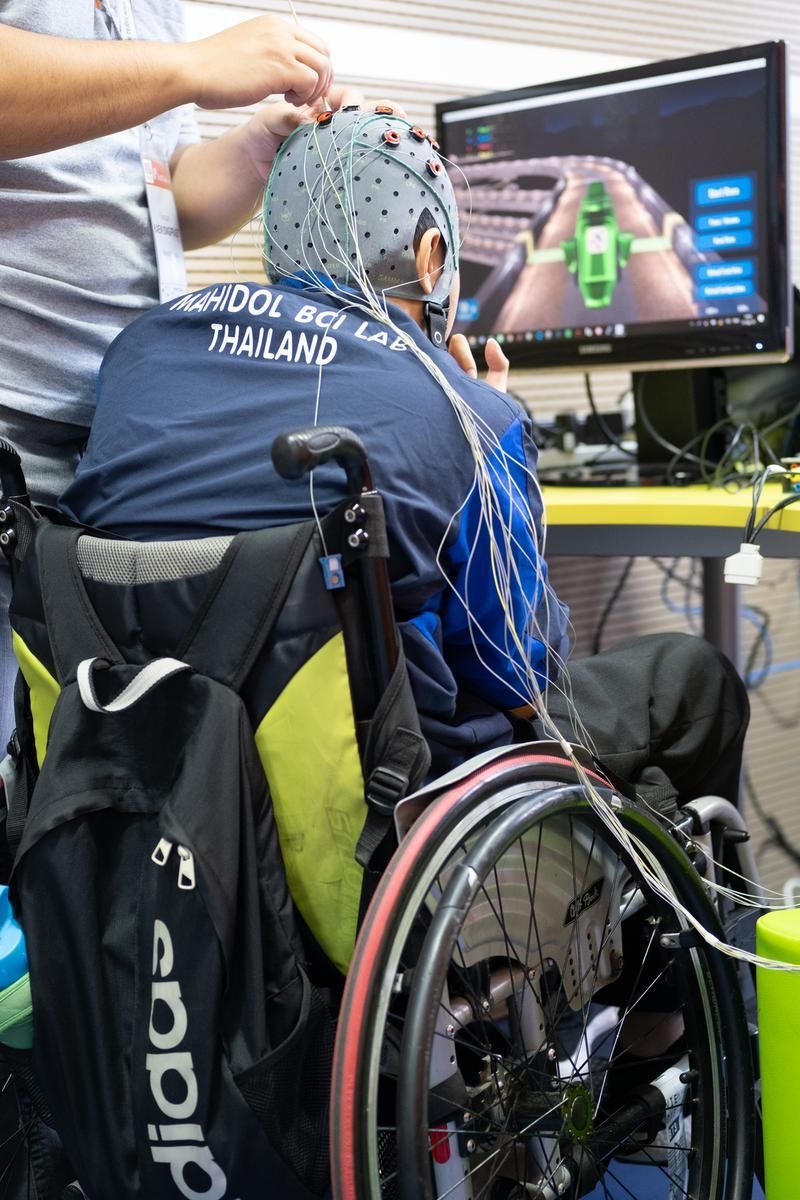 Der Spieler gibt das Gehirnsignal für die Bewegung der  Computerfigur und der Computer muss das richtige Signale erfassen. Kabel verbinden die Elektroden der Kopfkappe mit dem Computer. So verschmelzen Mensch und Maschine.