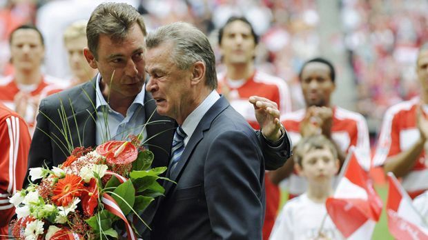 
                <strong>Ottmar Hitzfeld</strong><br>
                Ottmar Hitzfeld: Auch der einstige Erfolgscoach Hitzfeld kam für eine zweite, deutlich kürzere Ära nach München zurück. Er übernahm am 1. Februar 2007 nach der Entlassung von Felix Magath den Trainer-Posten, nachdem er schon von 1998 bis 2004 auf der Bayern-Bank saß. Anderthalb Jahre später ging er wieder von Bord - mit Tränen und Titeln. Sein Star-Ensemble um Franck Ribery, Luca Toni und Co. versüßte ihm den Abgang mit dem Double. Im UEFA-Cup-Halbfinale scheiterte der FCB am späteren Sieger Zenit St. Petersburg.
              