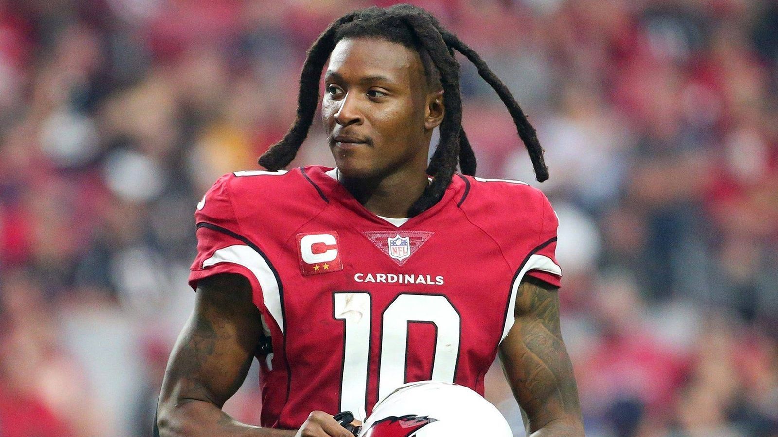 
                <strong>Wide Receiver: DeAndre Hopkins </strong><br>
                &#x2022; Wechsel als Free Agent zu den <strong>Tennessee Titans</strong><br>DeAndre Hopkins ist einer der besten Wide Receiver der vergangenen Jahre. Seit seinem NFL-Debüt sammelte der 31-Jährige über 11.000 Receiving Yards und 71 Touchdowns. In den vergangenen Spielzeiten hatte "D-Hop" allerdings mit Verletzungen zu kämpfen. Hinzu kam eine Sperre, weil ihm die Einnahme leistungssteigernder Mittel nachgewiesen wurde. In Tennessee will Hopkins nochmal angreifen. Ob das klappt, ist fraglich. Er selbst erklärte zuletzt, dass er immer noch für 1000+ Receiving Yards gut sei.
              