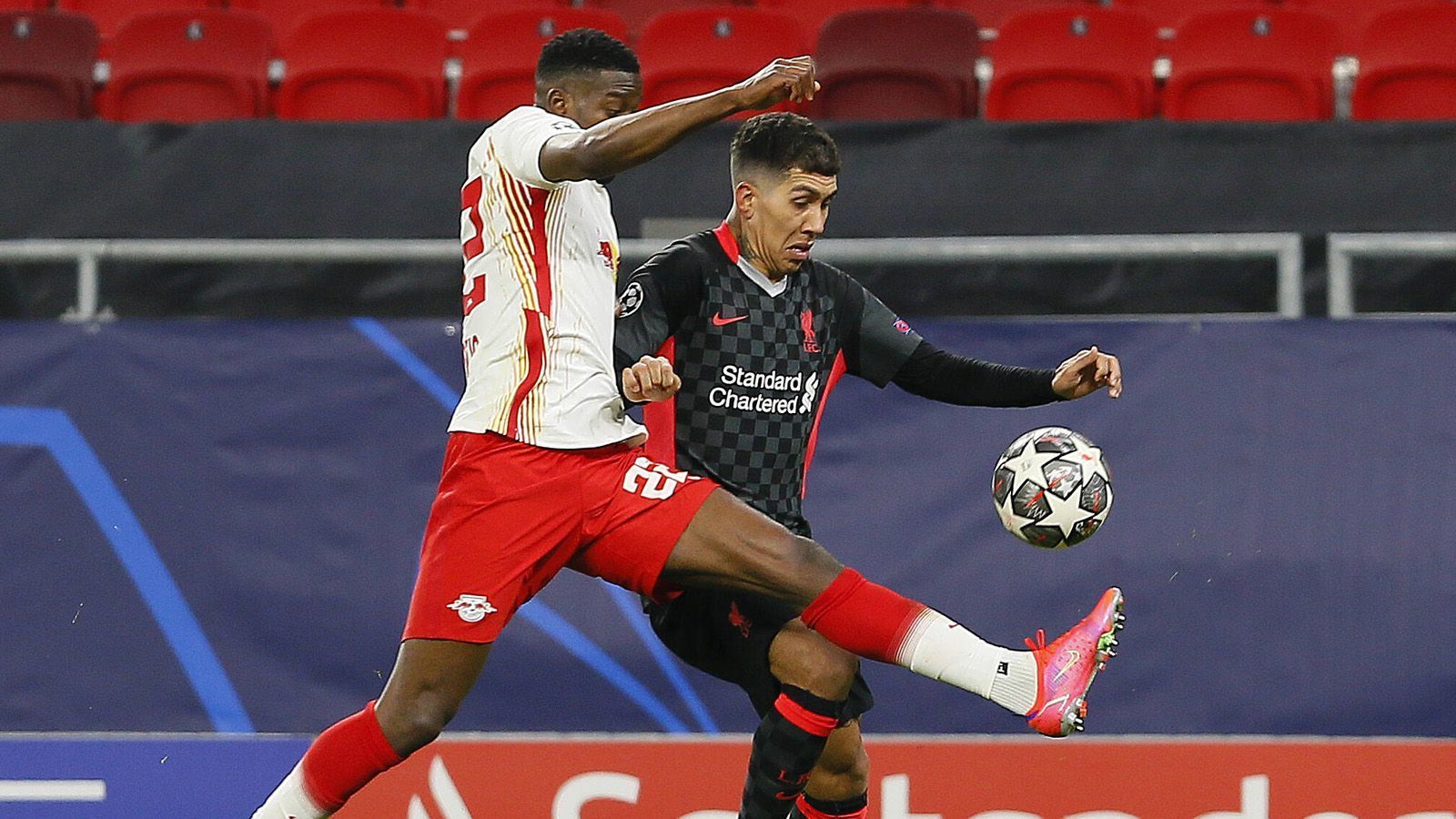 
                <strong>36. Minute: Liverpools Tor zählt nicht</strong><br>
                Der Ball zappelt im Leipziger Netz. Doch Firminos Tor zählt nicht, weil Manes Flanke zuvor offenbar die Grundlinie überquert hatte. Glück für Upamecano, dessen Fehlpass die Chance erst ermöglicht hatte. 
              