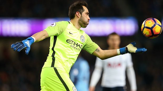 
                <strong>Claudio Bravo (Manchester City)</strong><br>
                Cillessens Vorgänger in Barcelona war der Chilene Claudio Bravo. Dieser teilte sich zwei Jahre lang die Spiele mit ter Stegen, folgte im Sommer 2016 dem Lockruf von Pep Guardiola und Manchester City. Doch angesichts zahlreicher Fehler verlor der Routinier seinen Stammplatz wieder, musste Willy Caballero weichen. Und nun kommt es noch schlimmer, denn die Citizens haben mit dem Brasilianer Ederson von Benfica Lissabon einen neuen, teuren Torhüter verpflichtet, der sehr wahrscheinlich als Nummer 1 in die Saison gehen dürfte. Somit bleibt Bravo wohl weiterhin nur der Platz auf der Bank. Beim Confed-Cup bewies der 34-Jährige jedoch, dass er trotz fehlender Spielpraxis nach wie vor ein Top-Keeper ist.
              
