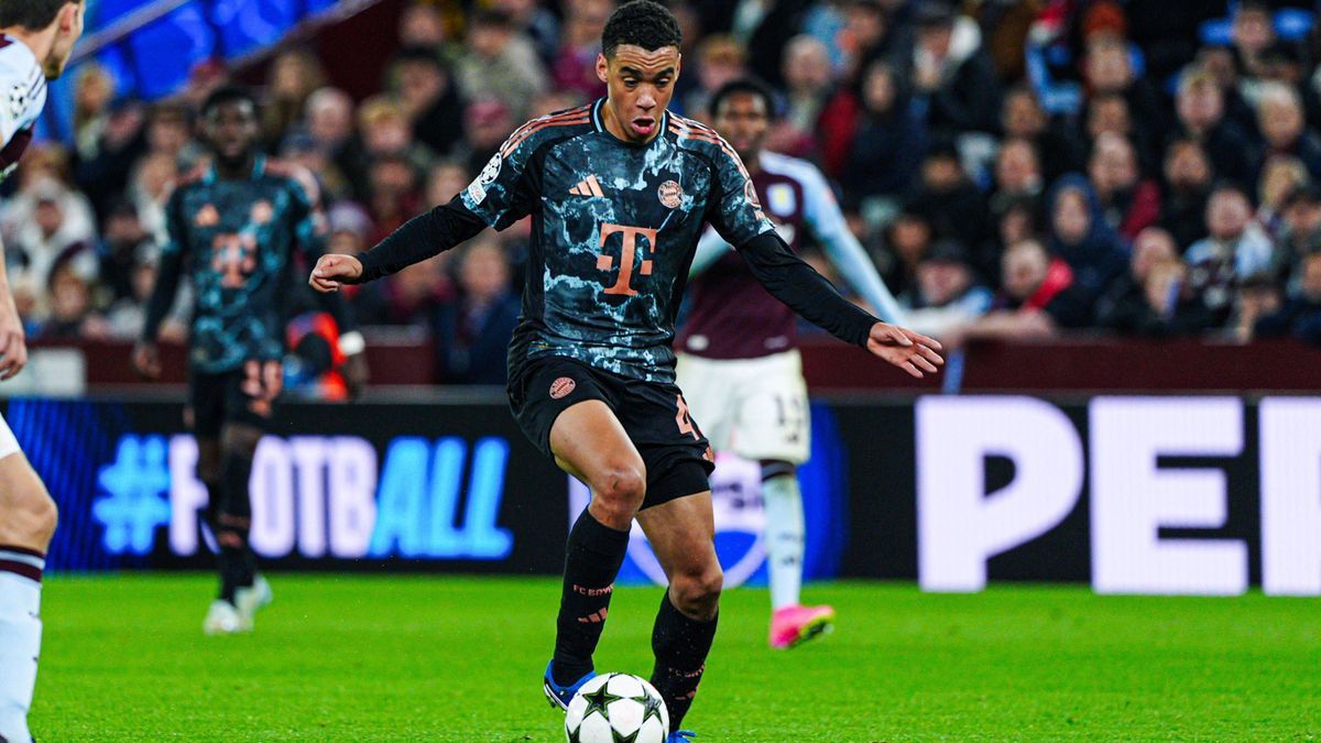 Jamal Musiala (FC Bayern Muenchen, 42) ENG, Aston Villa vs. FC Bayern Muenchen, Fussball, UEFA Champions League, Spieltag 2, Spielzeit 2024 25, 02.10.2024 ENG, Aston Villa vs. FC Bayern Muenchen, F...