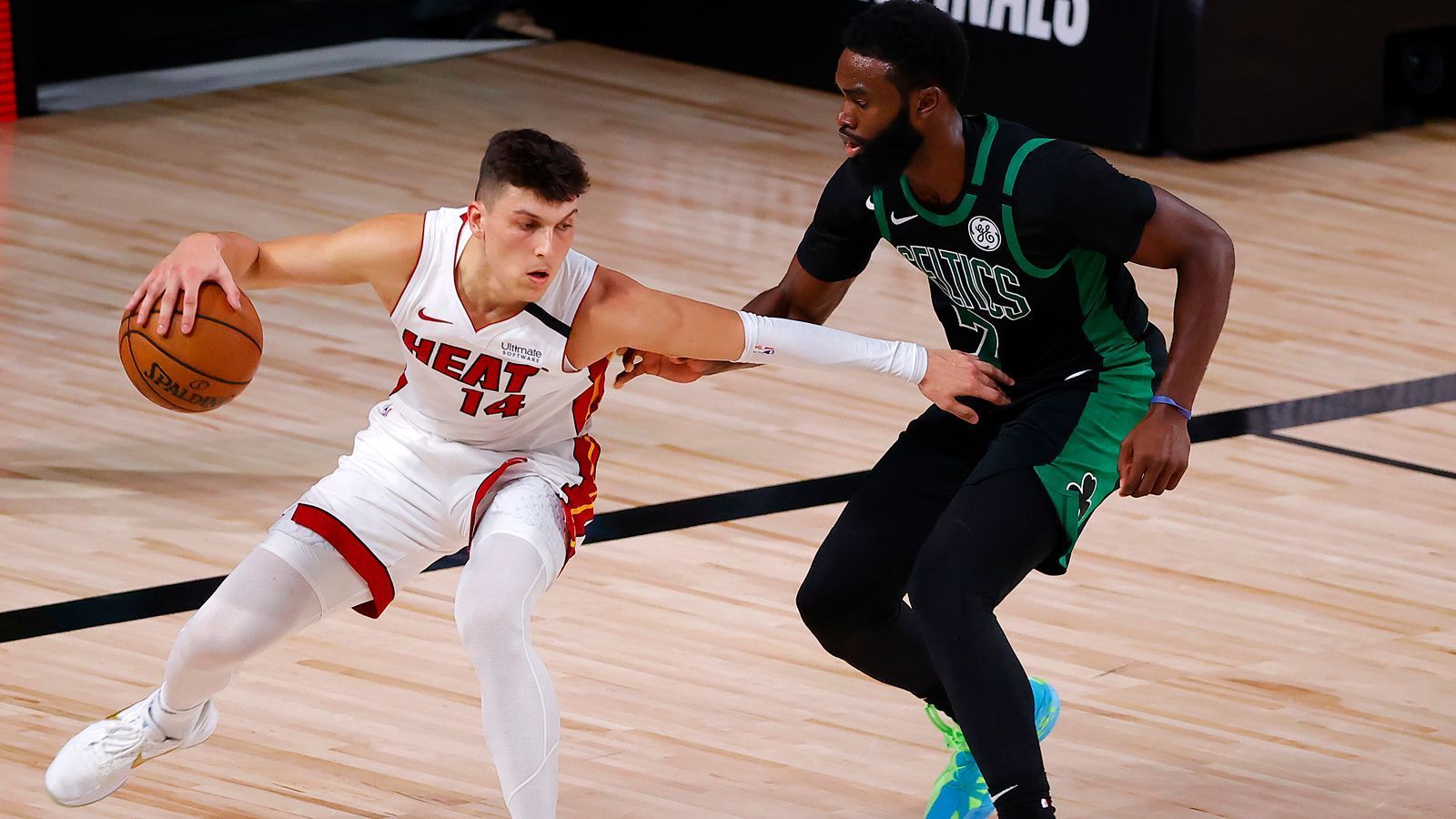 
                <strong>Heat mit jungen und treffsicheren Talenten</strong><br>
                Unglaublich, wie ausgeglichen die Heat innerhalb ihres Teams spielen. Goran Dragic ist der Topscorer in den Playoffs mit 20,9 Punkten pro Spiel. Die jungen Tyler Herro (links) und Duncan Robinson sind geborene Shooter und gestalten das Spiel von der Dreierlinie. Dazu kommen mit Jae Crowder und Andre Iguodala zwei ganz erfahrene Power-Spieler, die sowohl offensiv als auch defensiv Kontrolle in das Heat-Spiel bringen.
              