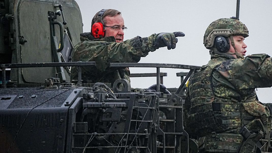 Verteidigungsminister Boris Pistorius zeigt sich in der Debatte über eine mögliche Aufstockung des Sondervermögens für die Bundeswehr skeptisch.