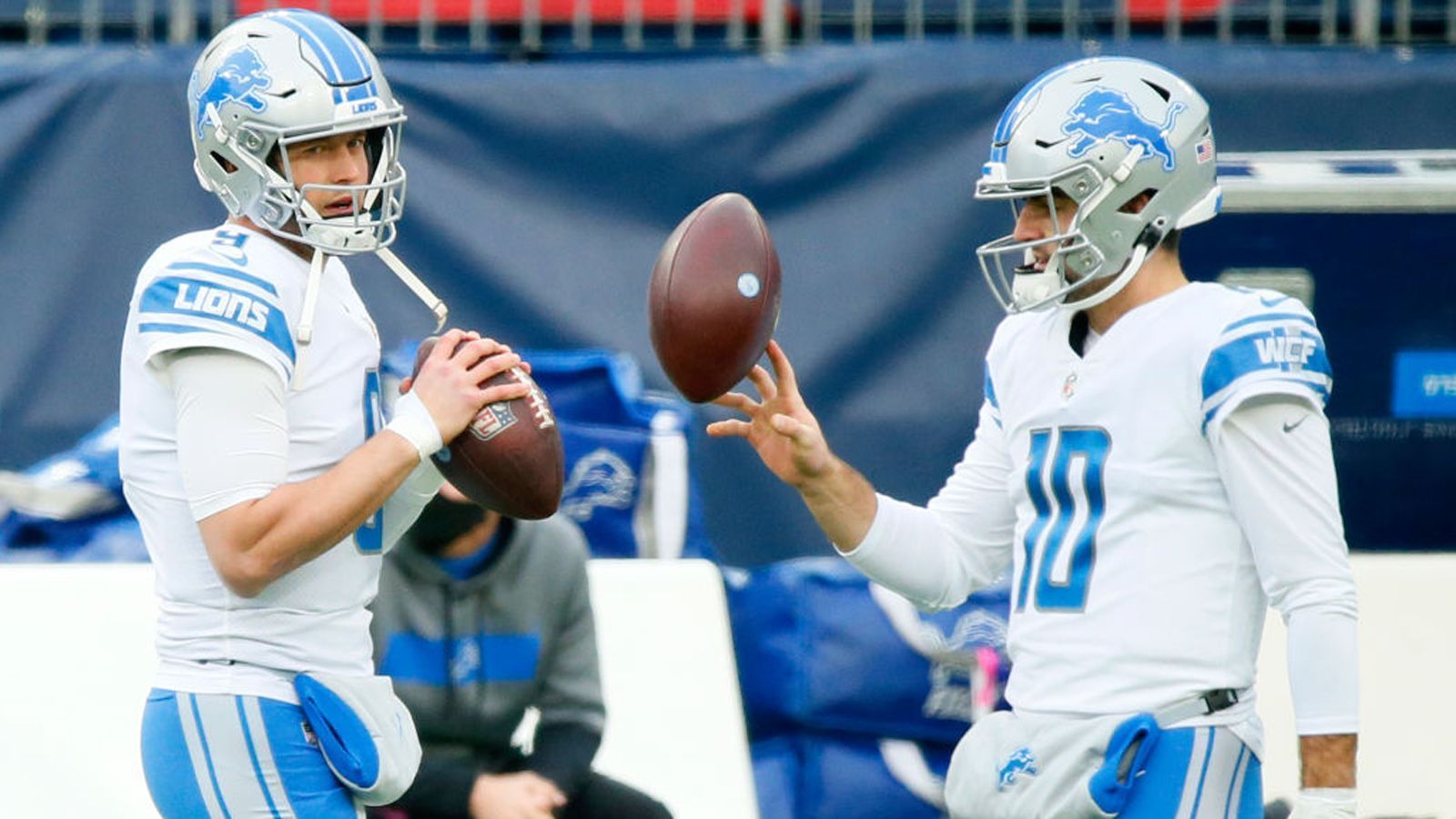 
                <strong>Detroit Lions (5-9 zum Zeitpunkt des Ausscheidens)</strong><br>
                Die Detroit Lions verpassen zum vierten Mal in Folge die Playoffs. Durch die Niederlage gegen die Tennessee Titans in Week 15 sind die K.O.-Spiele nicht mehr zu erreichen. Die Verantwortlichen hatten bereits Ende November die Konsequenz gezogen und Head Coach Matt Patricia entlassen.
              