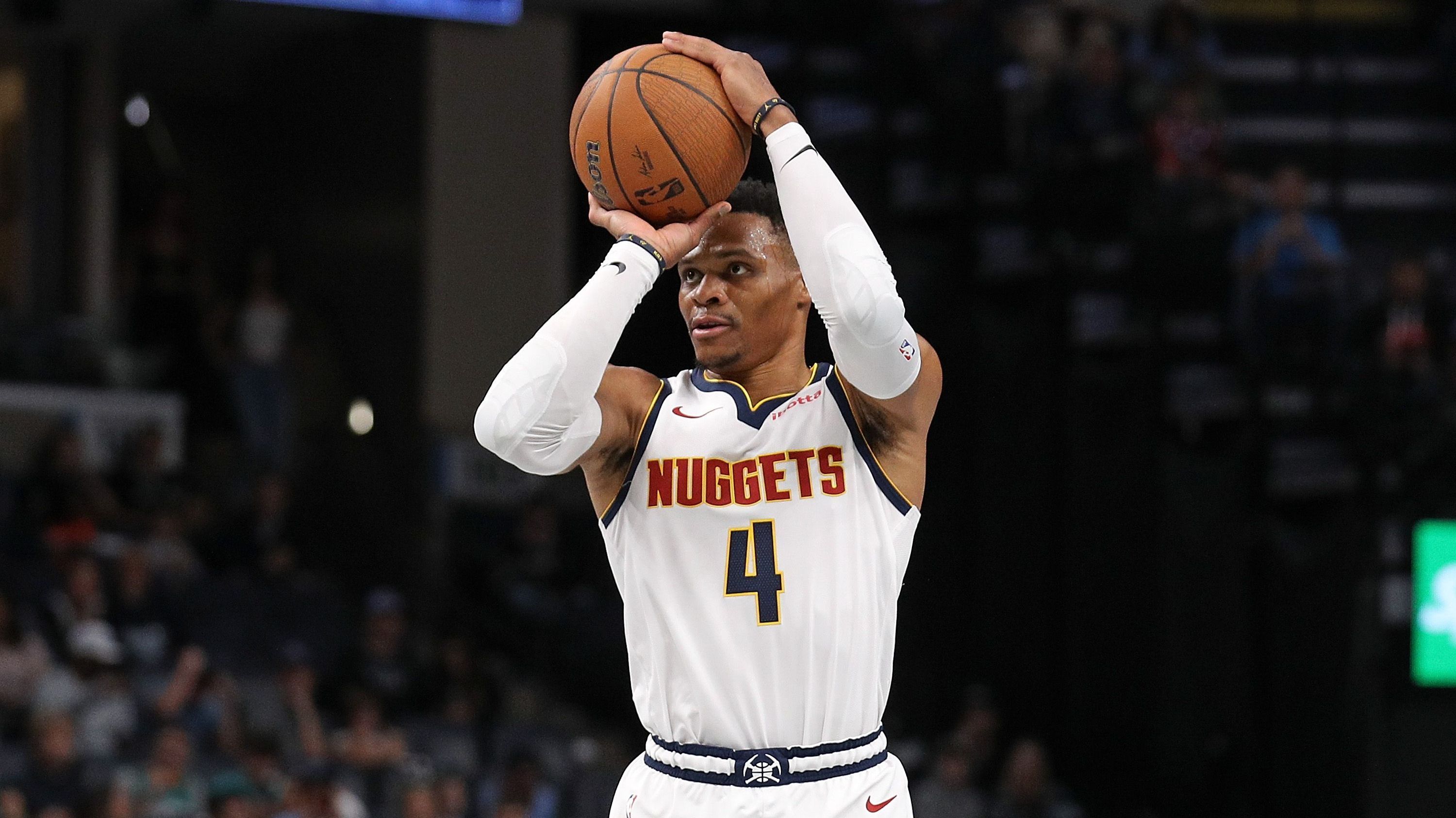 <strong>Spieler mit den meisten Triple-Doubles der NBA-Geschichte<br></strong>Beim 122:110-Sieg der Denver Nuggets gegen die Memphis Grizzlies legte Russell Westbrook in seinem 1.174. Spiel Nummer 200 mit einem Triple-Double auf, also ein zweistelliger Wert in Punkten, Rebounds und Assists. Doch wie sieht die Top 10 der Geschichte aus? <strong><em>ran</em></strong> hat die komplette Liste. (Stand: 20.11.2024)