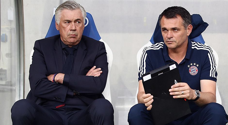 
                <strong>Carlo Ancelotti - Willy Sagnol (FC Bayern München)</strong><br>
                Trainerentlassung: 28. September 2017Postenübernahme: 29. September 2017Seit dem 28. September 2017 hat Carlo Ancelotti (li.) einen unrühmlichen Rekord inne: Der Italiener wurde so früh in einer Saison entlassen wie noch kein anderer Trainer des FC Bayern München vor ihm. Dafür genügten in seiner zweiten Spielzeit zwei Niederlagen sowie ein Unentschieden aus den ersten zehn Pflichtspielen der Saison. Das Fass zum Überlaufen brachte das 0:3 in der Champions League bei Paris St. Germain, als Ancelotti Arjen Robben, Franck Ribery und Mats Hummels auf die Bank setzte und Jerome Boateng auf der Tribüne schmoren ließ. Damit trat offen zutage, was zuvor nur gemutmaßt wurde: Zwischen Trainer und Team knirschte es gewaltig. Interimsmäßig installierte der Rekordmeister Co-Trainer Willy Sagnol als Coach - es sollte ein Intermezzo bleiben.
              