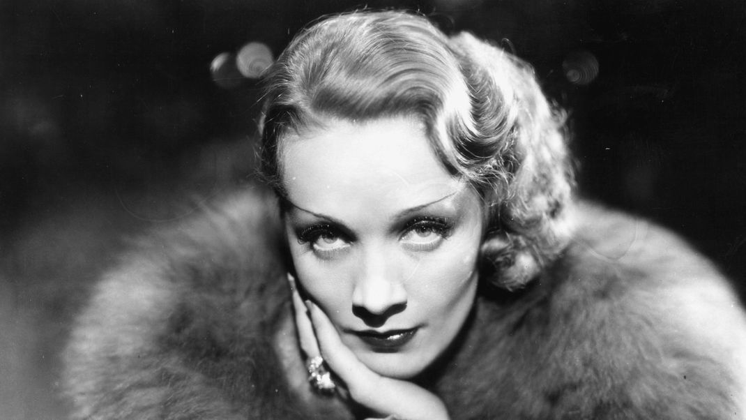 Marlene Dietrichs Frisur hat wie sie selbst Ikonenstatus. Ihre kurzen Locken legte sie in eine elegante Wasserwelle.