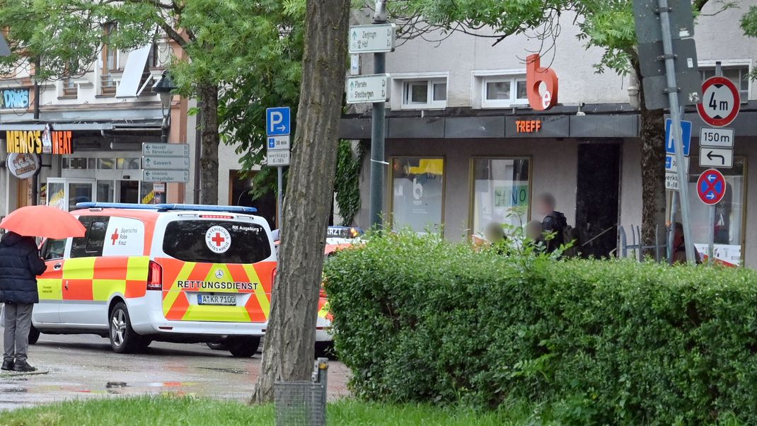 Vor dem «beTreff», einer Anlaufstelle für drogen- und alkoholabhängige Menschen, stehen ein Rettungs- und ein Notarztwagen. 