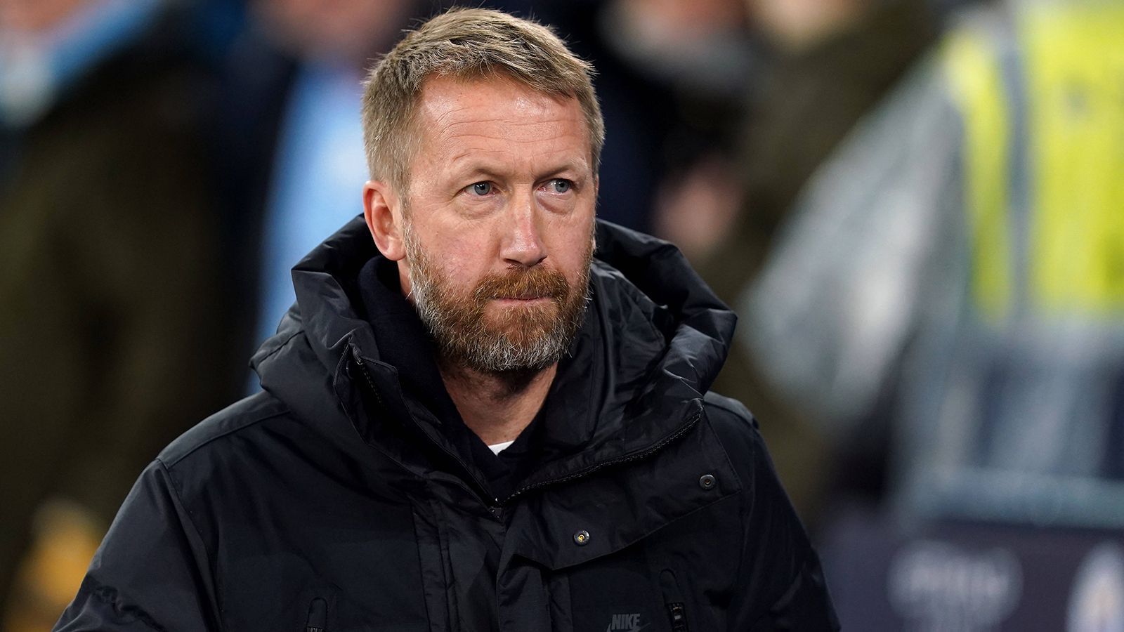 <strong>Graham Potter</strong><br>
                Bei Brighton &amp; Hove Albion machte sich Graham Potter einen Namen und führte den Klub von der englischen Südküste vom Abstiegskandidaten ins gesicherte Mittelfeld. Beim FC Chelsea lief es danach nicht gut, in London blieb er nur rund sieben Monate. Seit April ist der Brite nun auf dem Markt, im Dezember tauchten Gerüchte über ein Engagement bei Manchester United auf.
