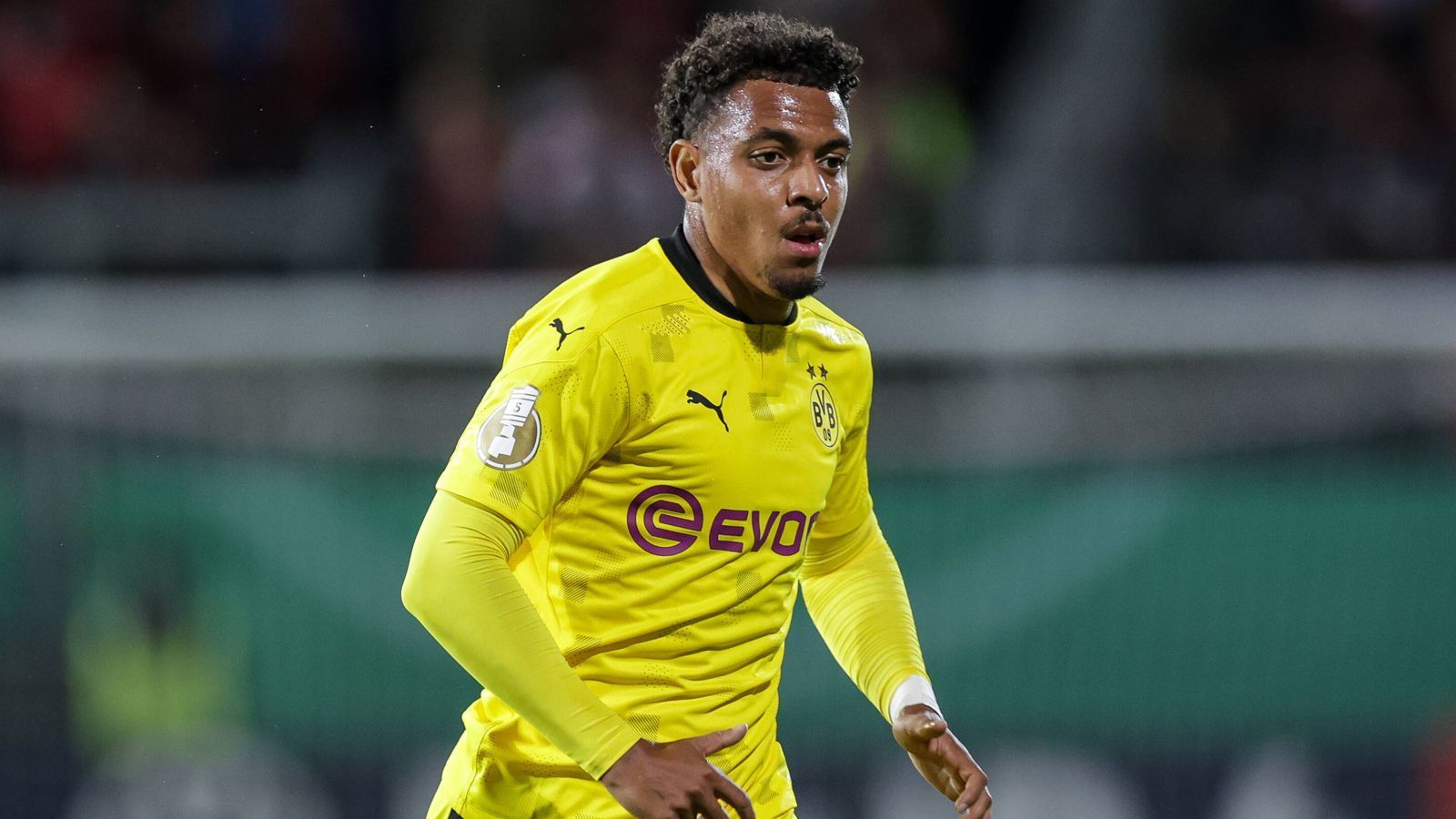 
                <strong>Kader blieb größtenteils gleich: Wird Malen zum perfekten Sancho-Nachfolger?</strong><br>
                Haaland konnte gehalten werden, doch Jadon Sancho wechselte zurück in seine englische Heimat zu Manchester United. So musste sich wiederum der BVB in der Offensive nach einem Nachfolger für den Vize-Europameister umsehen. Diesen fand der Bundesligist in Donyell Malen (Bild) von der PSV Eindhoven. Kolportierte 30 Millionen Euro soll die Borussia für den Niederländer auf den Tisch gelegt haben. Sollte sich der 22-Jährige schnell als der erhoffte Sancho-Nachfolger entpuppen, wäre das möglicherweise ein weiterer Faktor für einen BVB-Titelgewinn im Mai 2022.
              