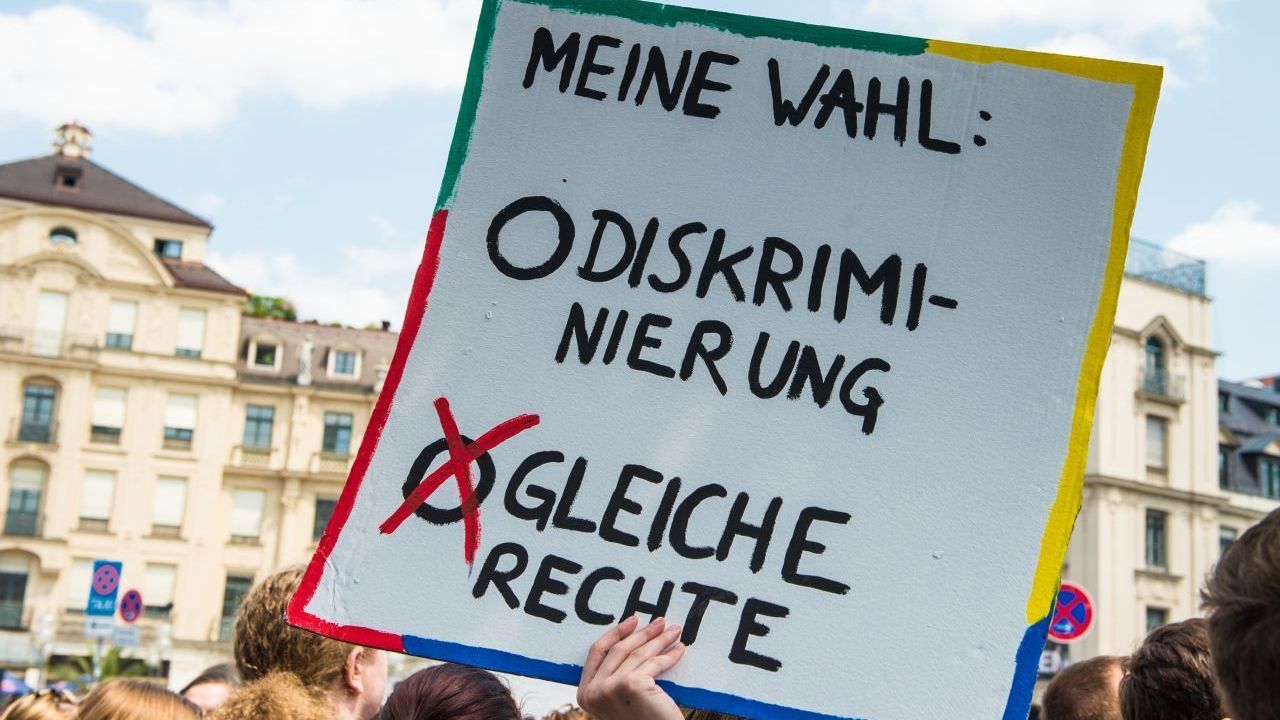 Gleiche Rechte für queere Menschen: ein Plakat bei der Parade 2013 in der Münchener Innenstadt.