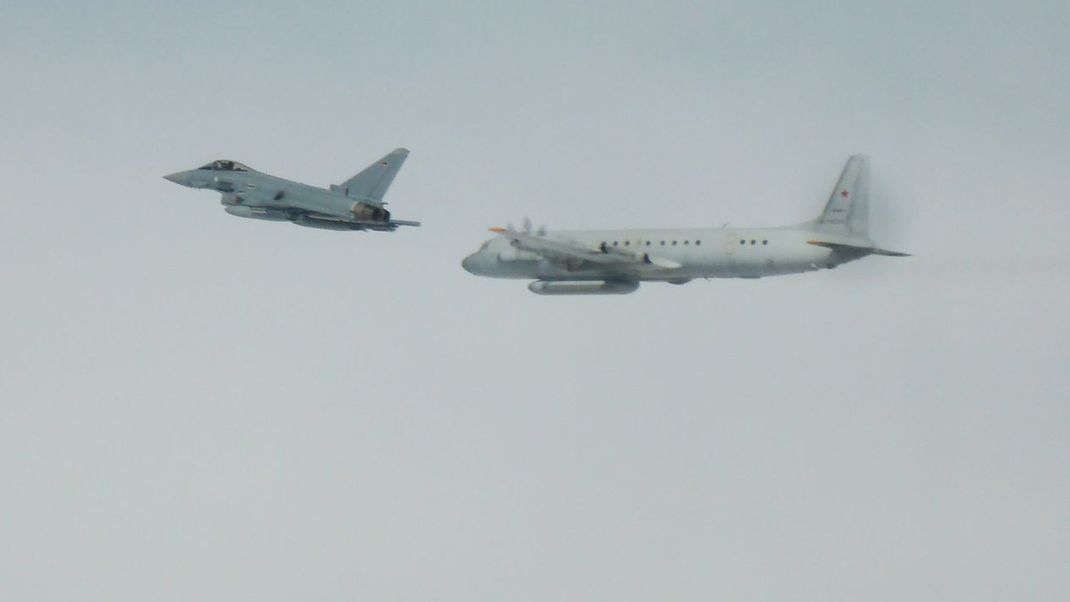 Ein Eurofighter der Bundeswehr begleitet einen russischen Aufklärer für die Sicherung des NATO-Luftraums. (Symbolbild)