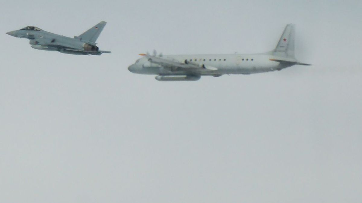 Ein Eurofighter der Bundeswehr begleitet einen russischen Aufklärer für die Sicherung des NATO-Luftraums. (Symbolbild)