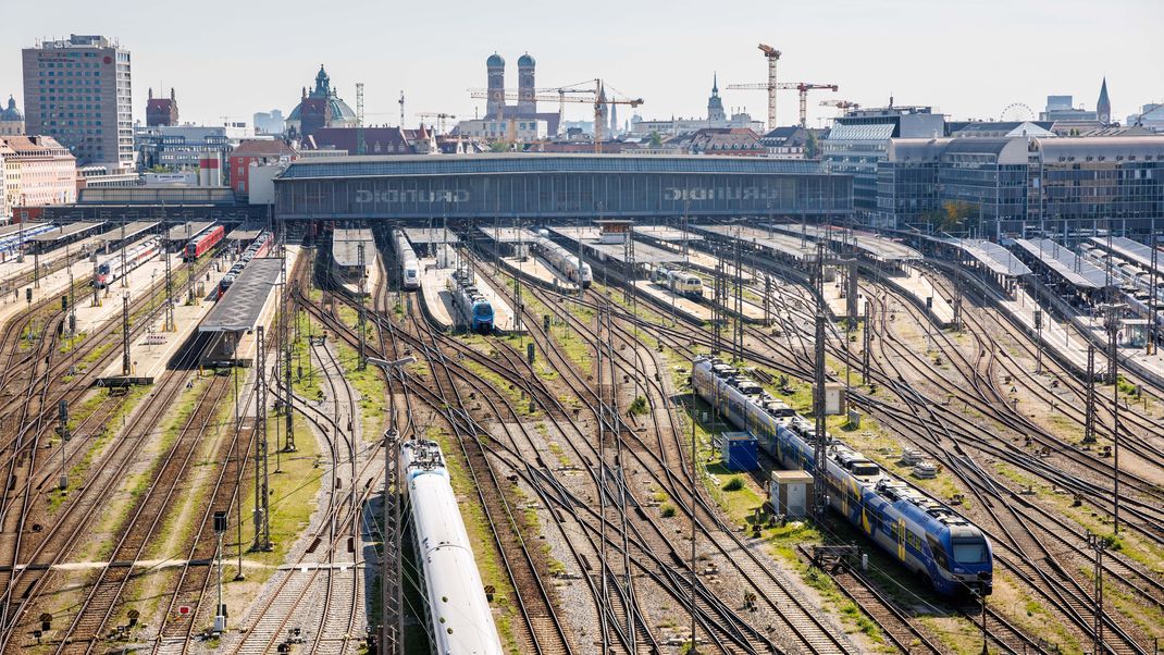 Die Gleisanlagen vor dem Hauptbahnhof von München sind vor der Münchner Altstadt mit der Frauenkirchen zu sehen. 