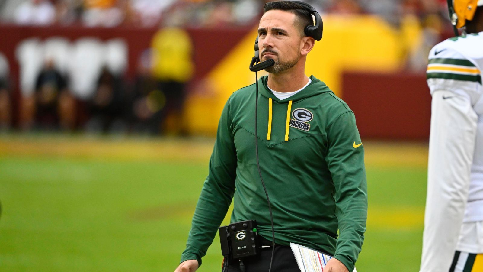 
                <strong>Verlierer: Matt LaFleur (Green Bay Packers)</strong><br>
                39 Siege in den ersten drei Jahren holte Matt LaFleur als Head Coach der Green Bay Packers. Im vierten Jahr ist jedoch der Wurm drin. Die Packers verloren trotz mehrerer Extraeinladungen der Washington Commanders in der US-Hauptstadt mit 21:23. Aktuell fehlt es den Packers an allem, einzig das Laufspiel funktioniert okay bis gut. Jeder andere Mannschaftsteil macht untypische Fehler, Schlüsselspieler wie Aaron Rodgers oder Jaire Alexander begehen dabei ebenfalls individuelle Fehler und tragen so zum Misserfolg bei. Allen voran das Playcalling von LaFleur steht jedoch im Fokus. Er sitzt nicht auf dem Hot Seat, aber bei der traditionell erfolgreichen Franchise kann man sich lange Durststrecken nicht erlauben. Als nächstes geht es ausgerechnet zu den Buffalo Bills, das für viele beste Team der Liga.
              