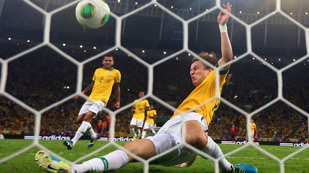 
                <strong>David Luiz (Brasilien)</strong><br>
                David Luiz (Brasilien): Das waren noch Zeiten, als die Brasilianer vom WM-Titel im eigenen Land träumen durften! Ein Jahr vor der Endrunde, beim Confed-Cup 2013, siegte die Selecao im Finale klar mit 3:0 gegen Spanien. Dabei klärte Verteidiger David Luiz einen Pedro-Schuss mit letztem Einsatz auf der Linie. Nur gut ein Jahr später, nach der 1:7-Halbfinal-Klatsche gegen Deutschland, weinte Kapitän David Luiz dann bittere Tränen und entschuldigte sich beim brasilianischen Volk für die Schmach von Belo Horizonte.
              