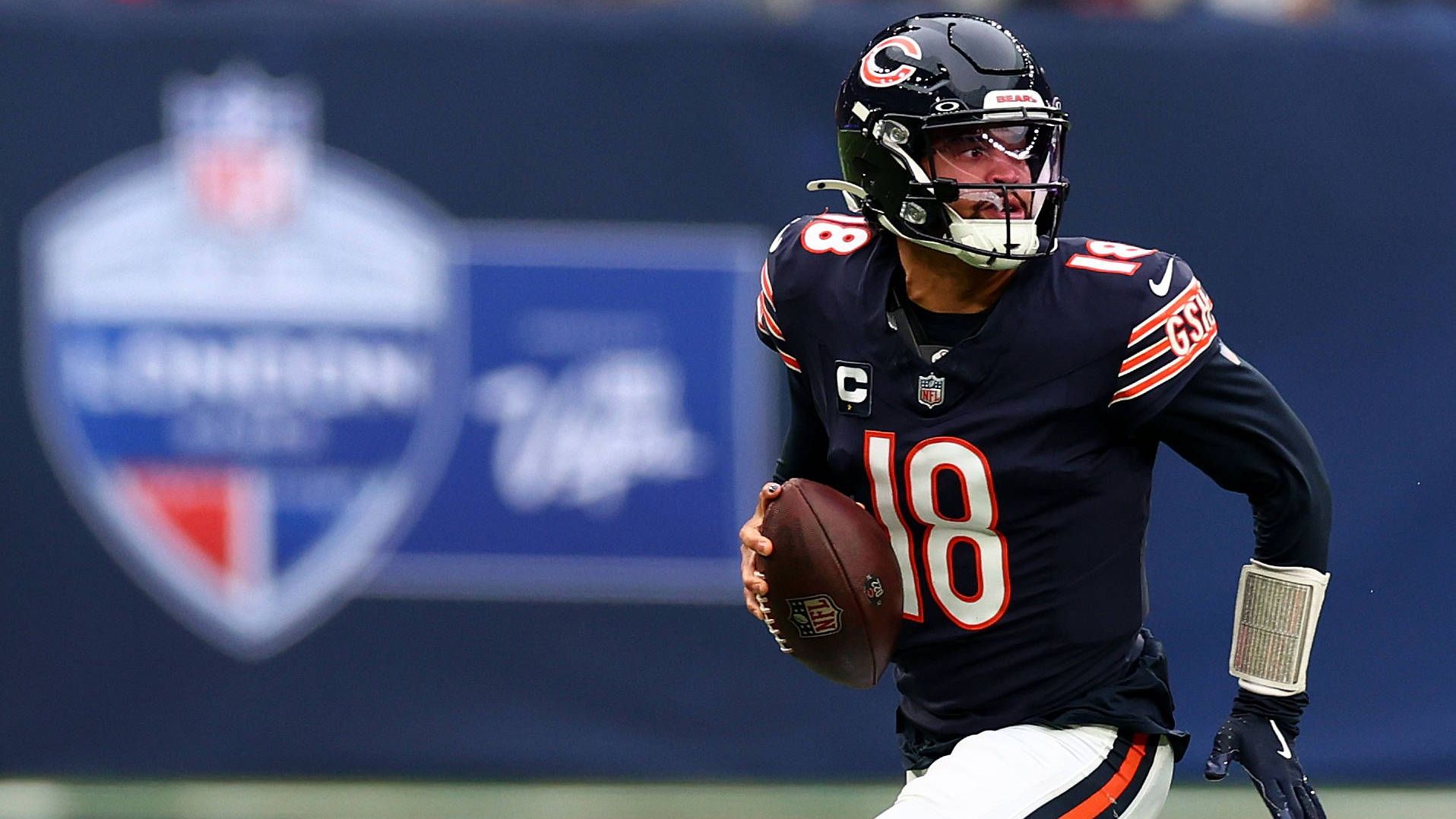 <strong>Platz 22: Caleb Williams (Chicago Bears)</strong><br>Der neue Head Coach Ben Johnson hat bei den Detroit Lions bewiesen, dass er die Formel für eine funktionierende Offense kennt. Mit Williams hat er ein Top-Talent unter seinen Fittichen. Das kann gut funktionieren! Aber auch Williams muss Schritte nach vorne machen, die Rookie-Leistungen sind definitiv ausbaufähig.