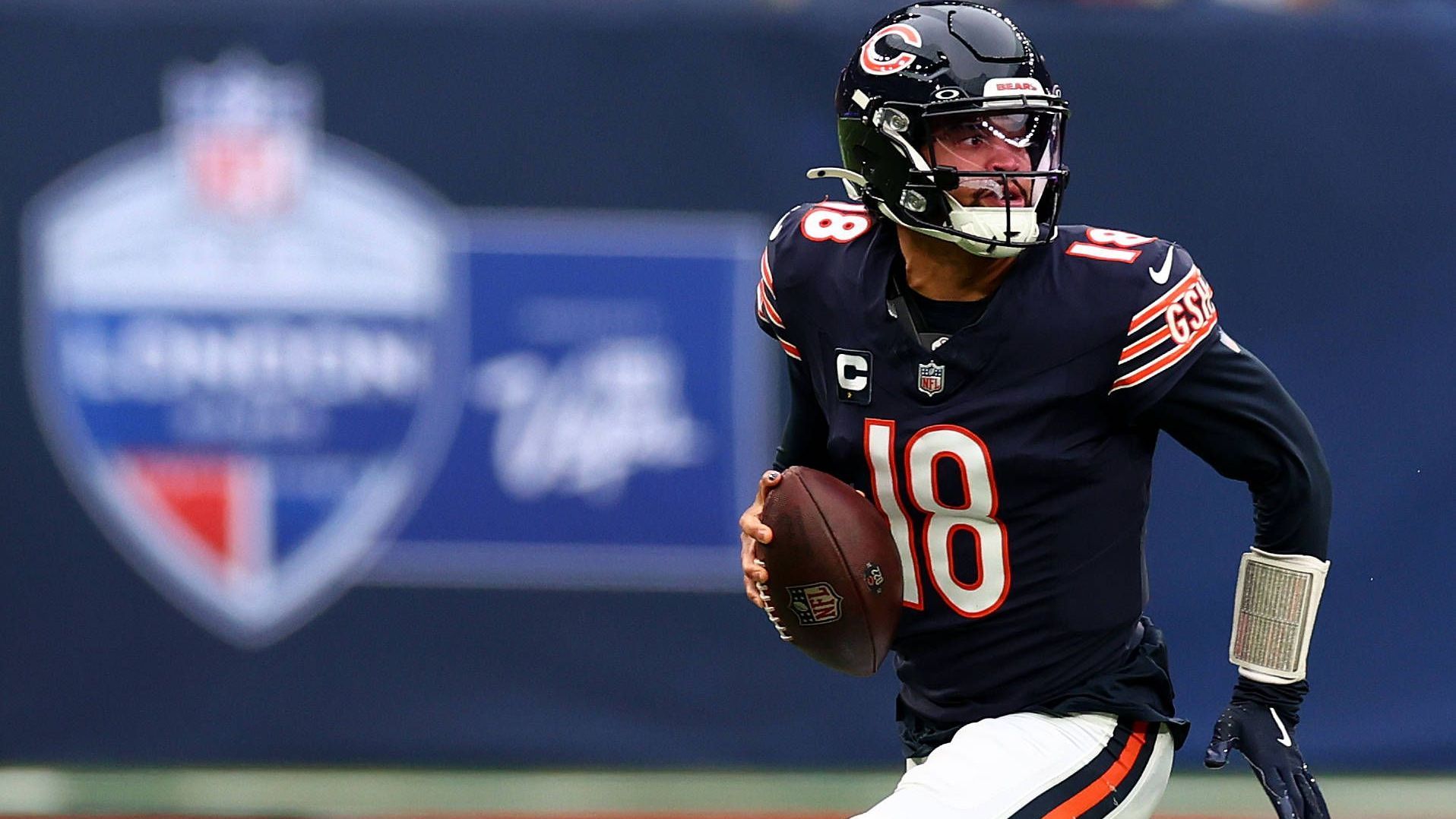 <strong>Platz 22: Caleb Williams (Chicago Bears)</strong><br>Der neue Head Coach Ben Johnson hat bei den Detroit Lions bewiesen, dass er die Formel für eine funktionierende Offense kennt. Mit Williams hat er ein Top-Talent unter seinen Fittichen. Das kann gut funktionieren! Aber auch Williams muss Schritte nach vorne machen, die Rookie-Leistungen sind definitiv ausbaufähig.